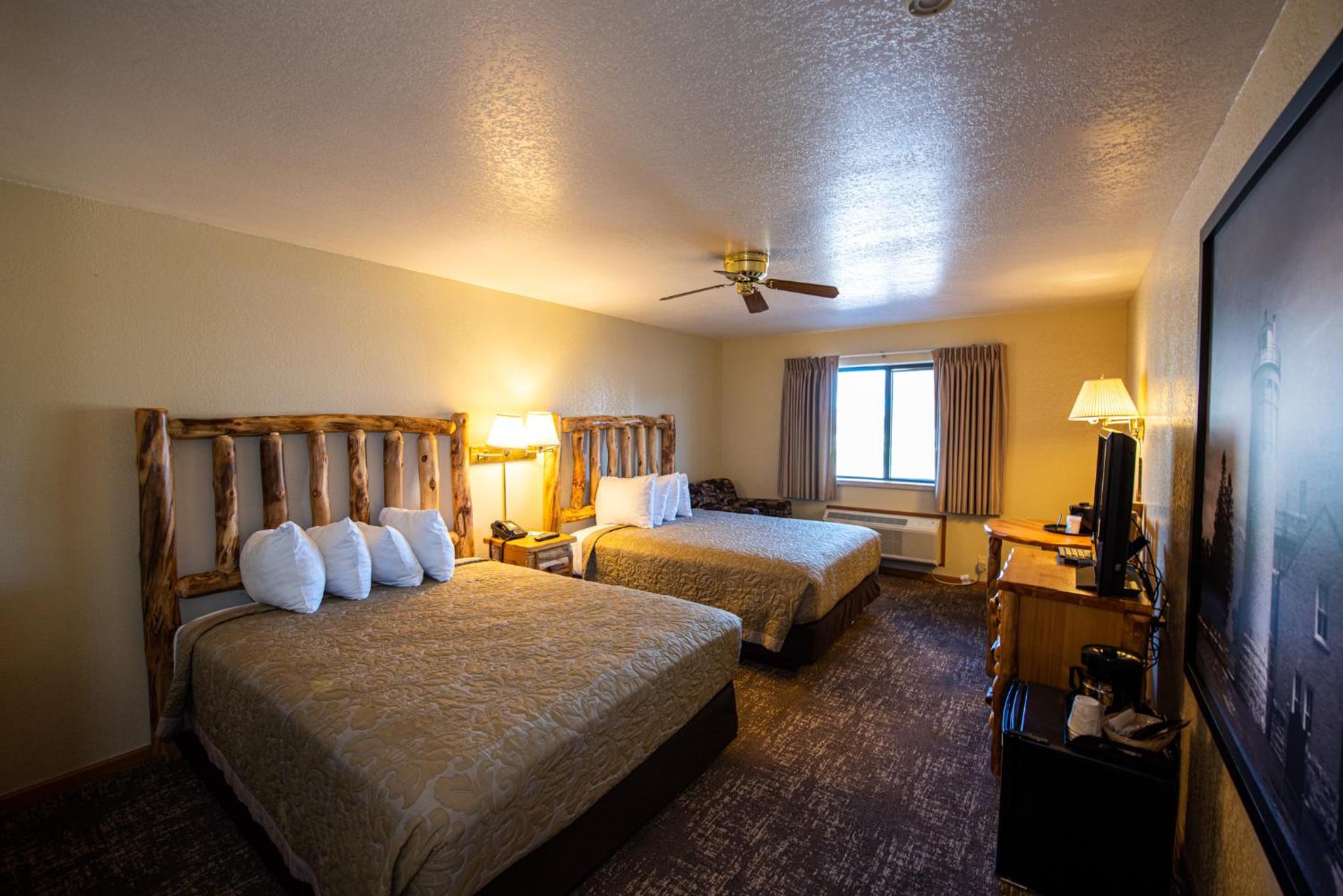 Traditional Queen Room with Two Queen Beds - Non-Smoking - Photo 7
