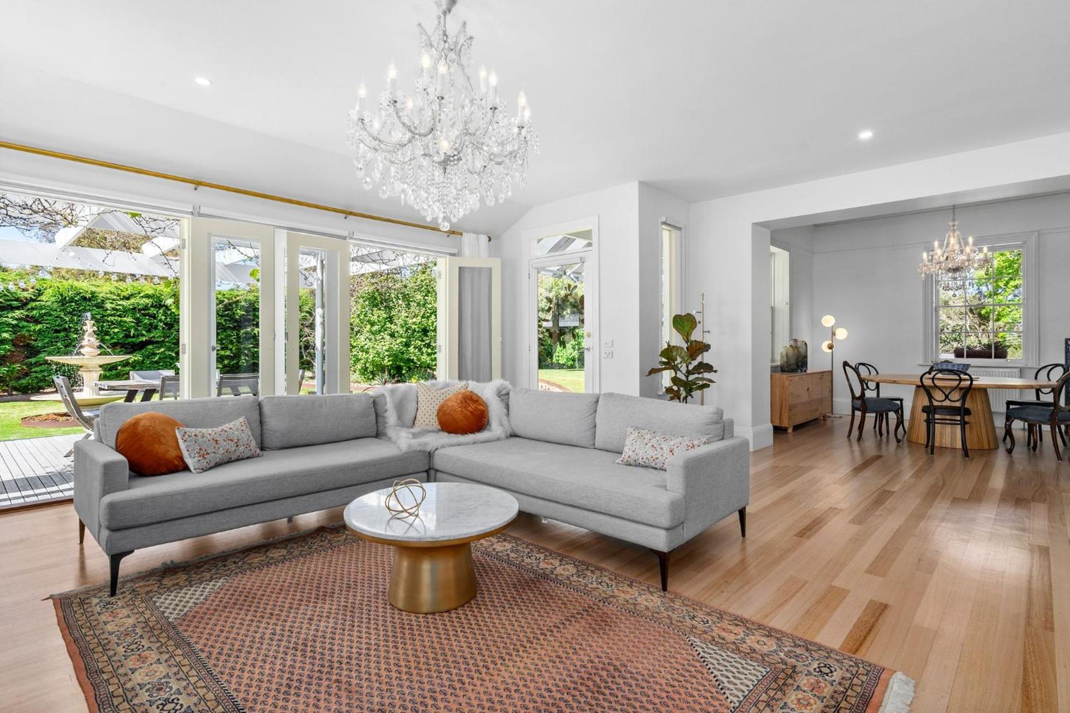 Five-Bedroom House photo 1
