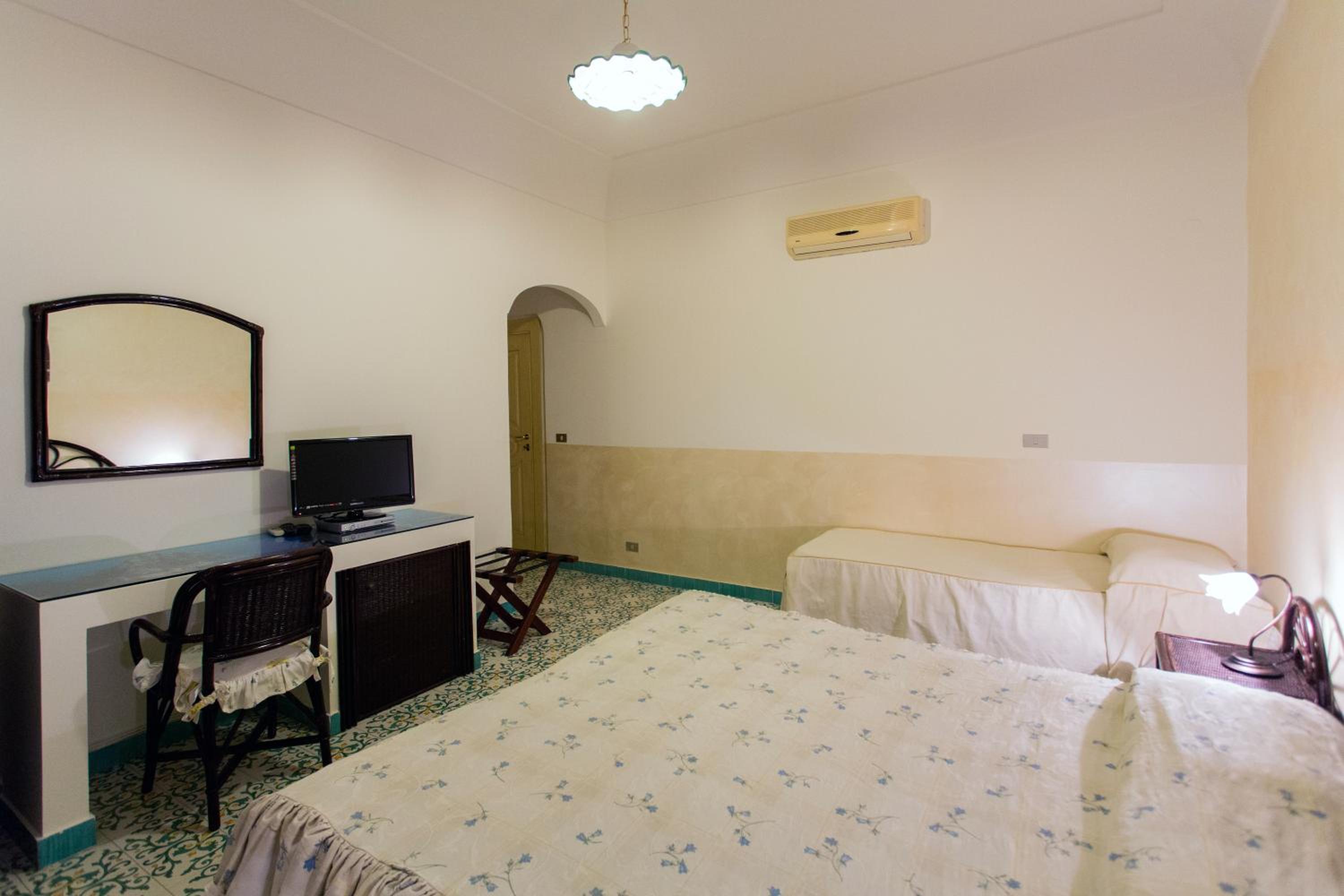 Triple Room - Photo 12
