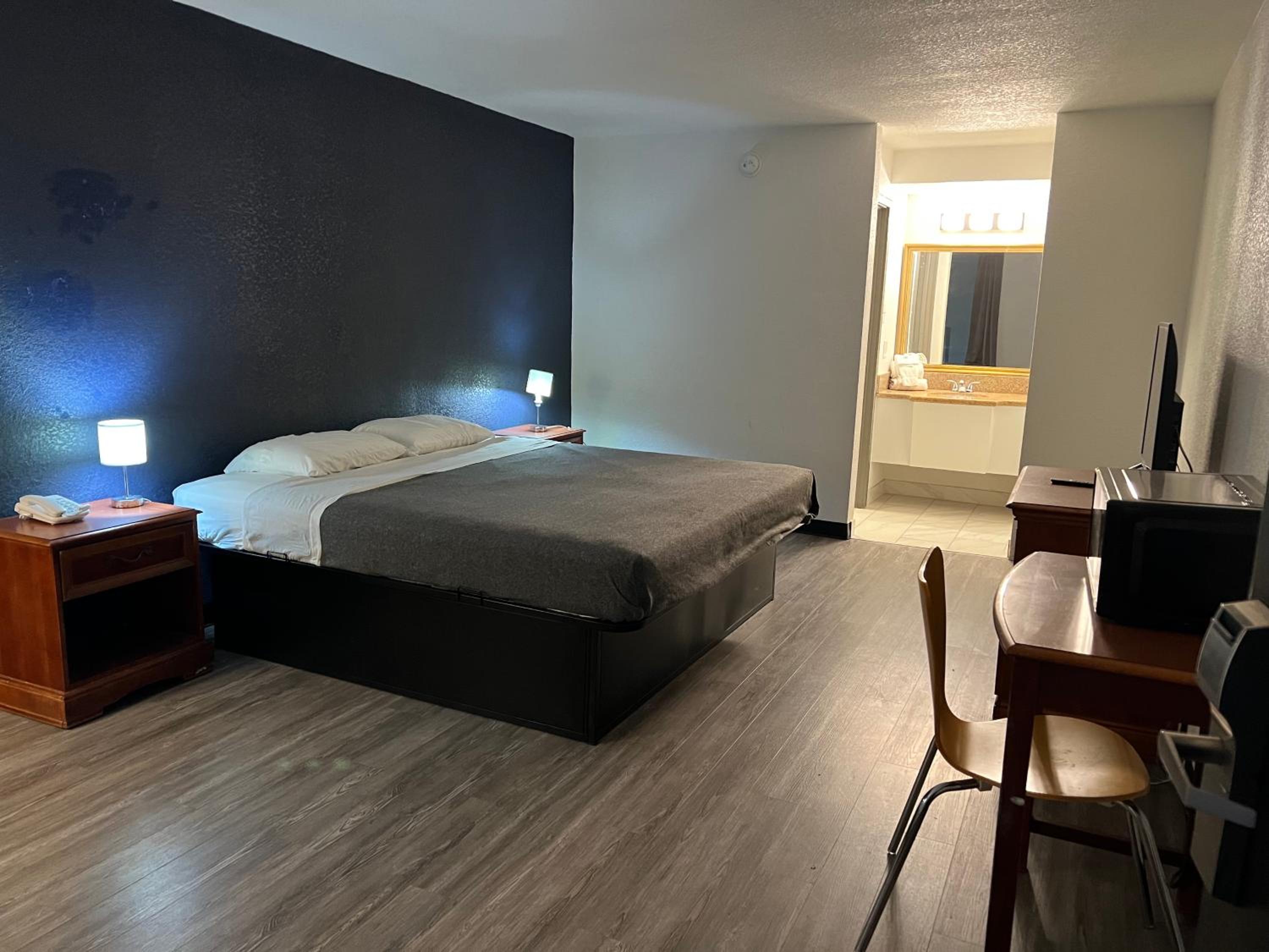 King Room - Non-Smoking - Photo 1