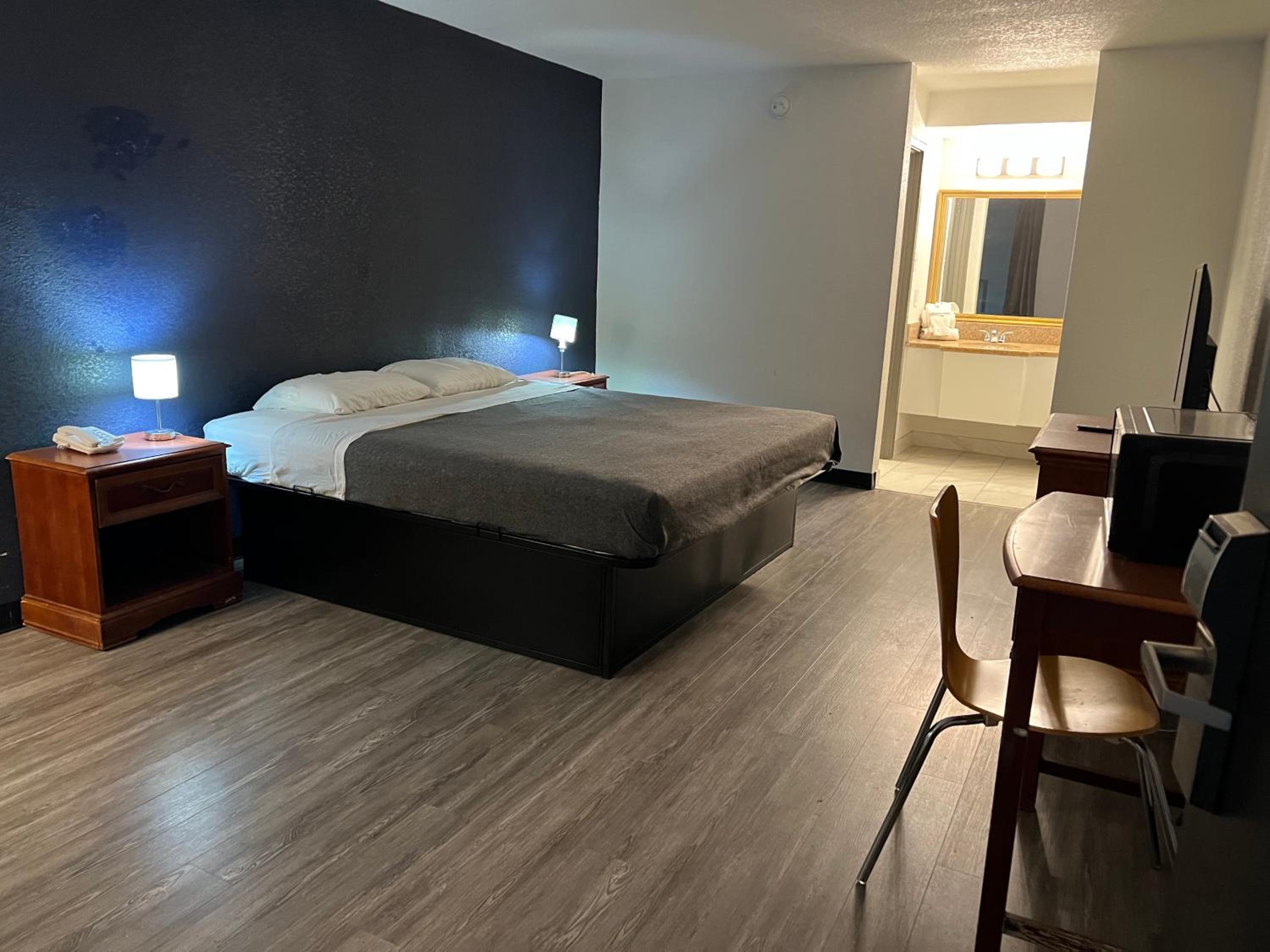 King Room - Non-Smoking - Photo 2