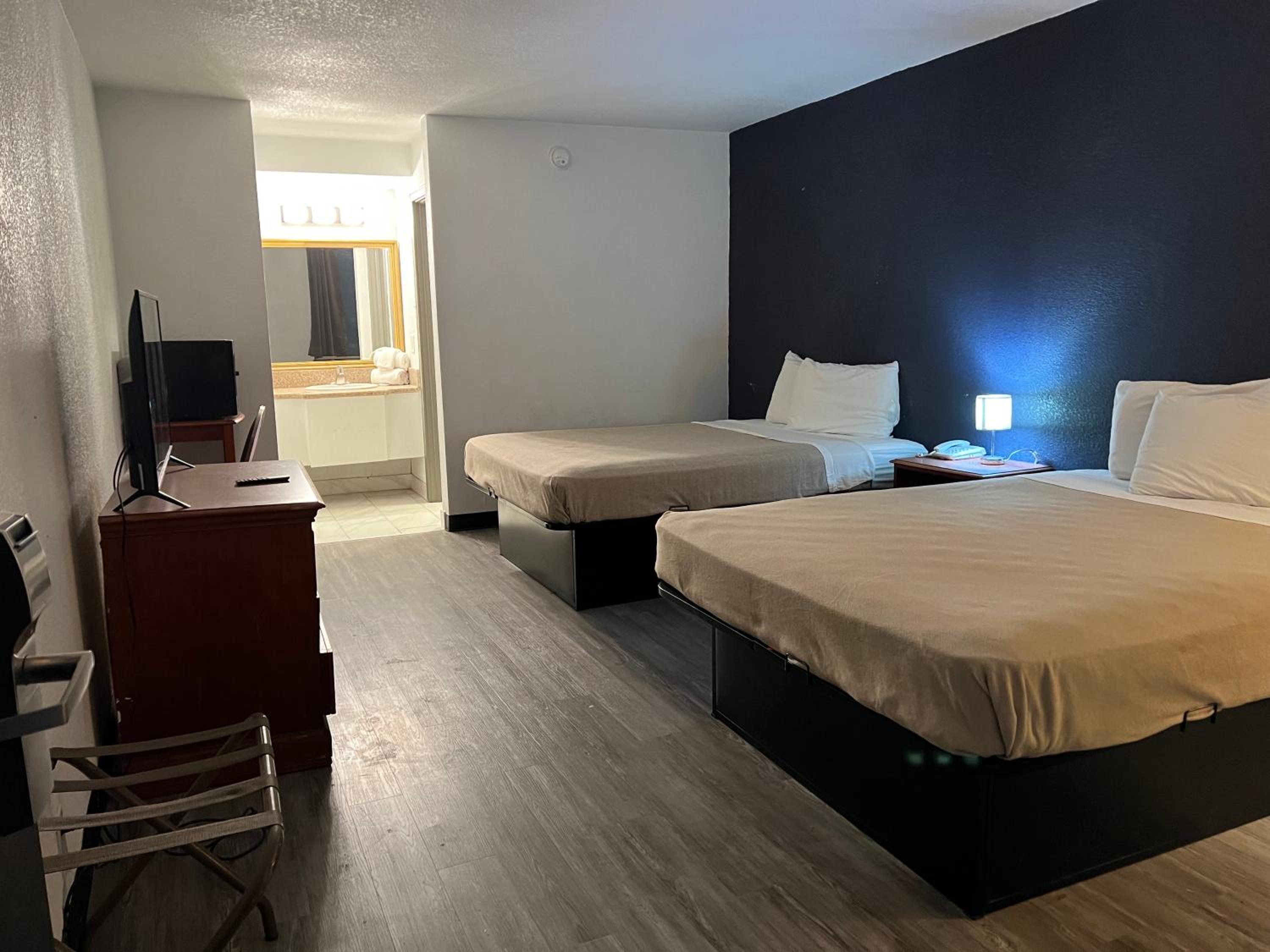 Double Room with Two Double Beds - Non-Smoking - Photo 2