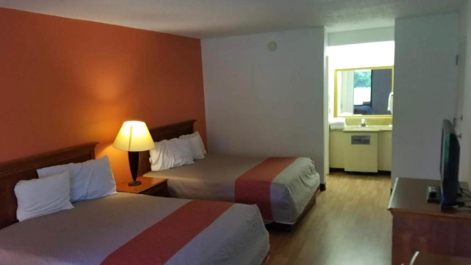 Double Room with Two Double Beds - Smoking - Photo 1