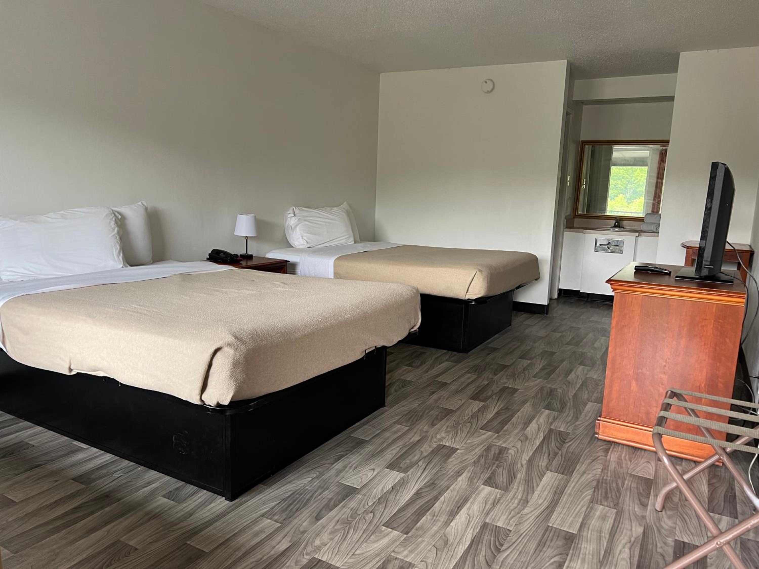 Double Room with Two Double Beds - Smoking - Photo 3