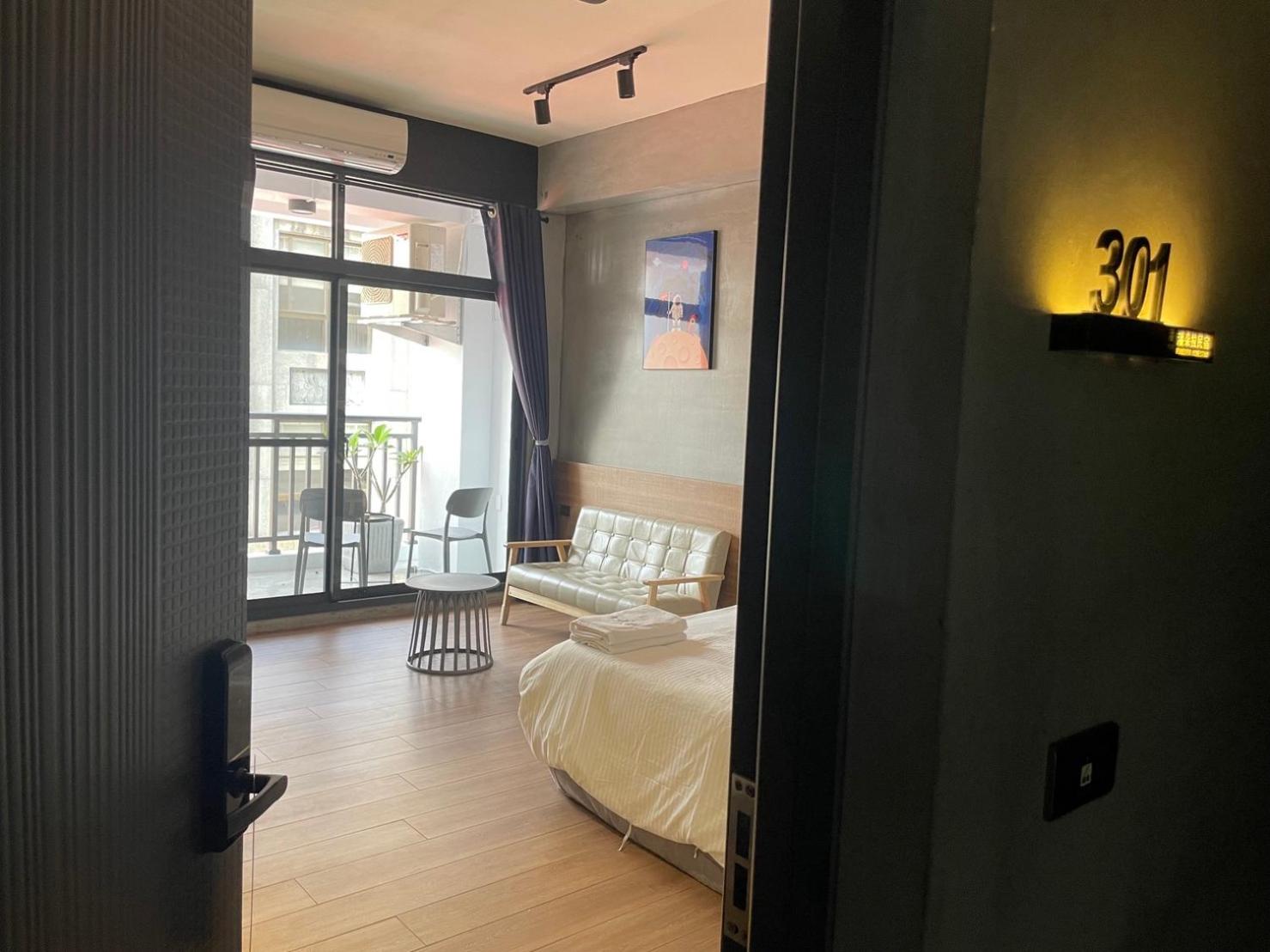 Queen Room with Balcony photo 1