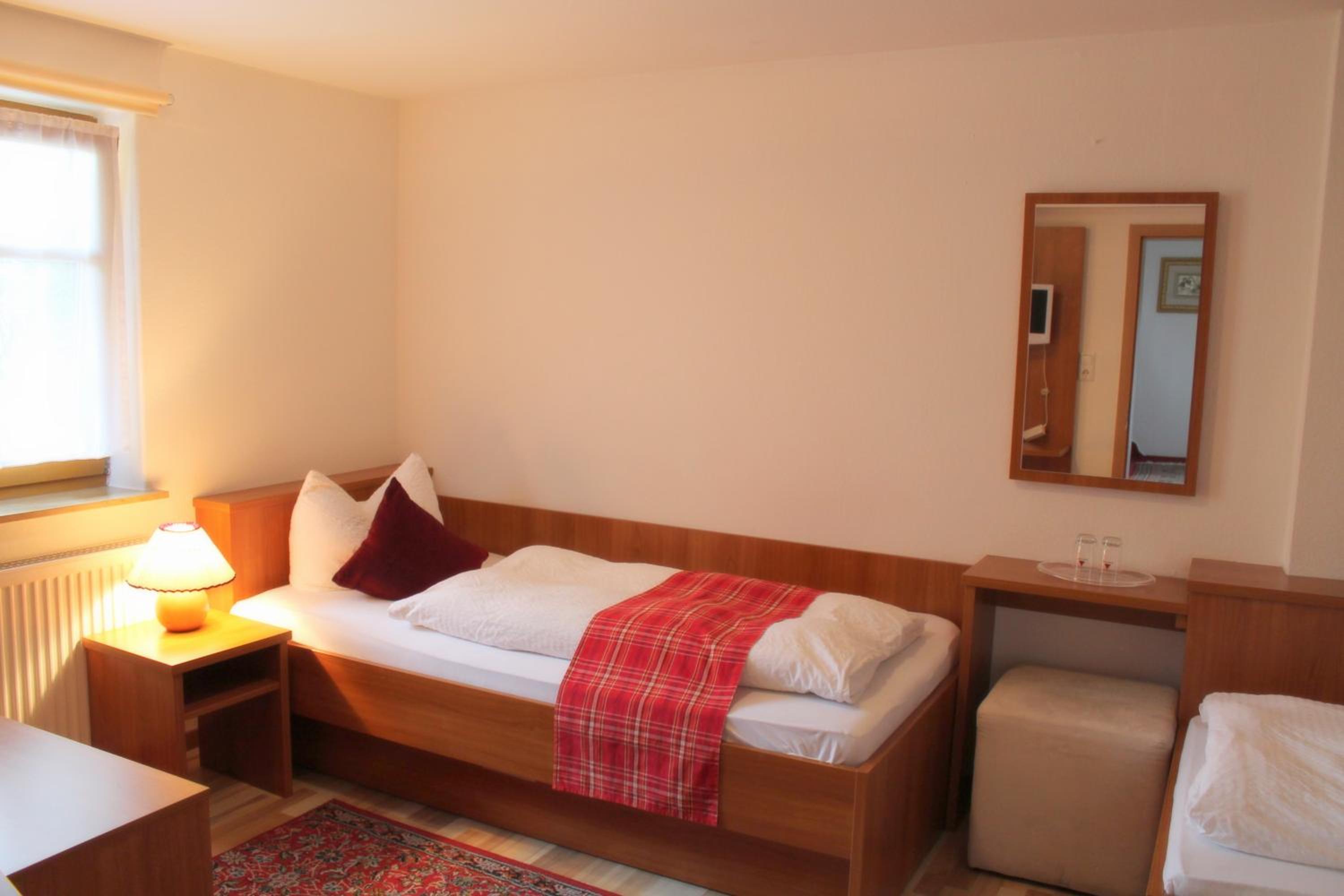 Small Twin Room - Photo 1