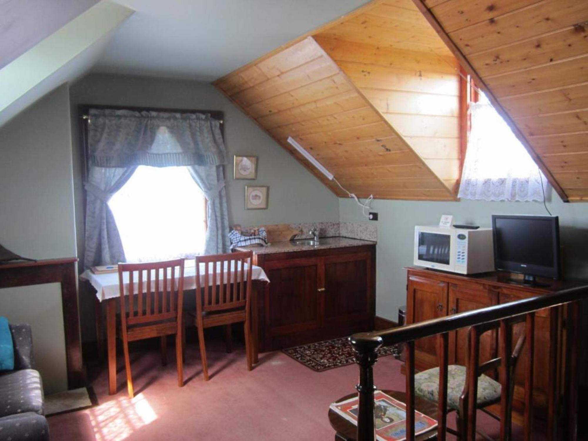 Queen Room - Upstairs Loft photo 3