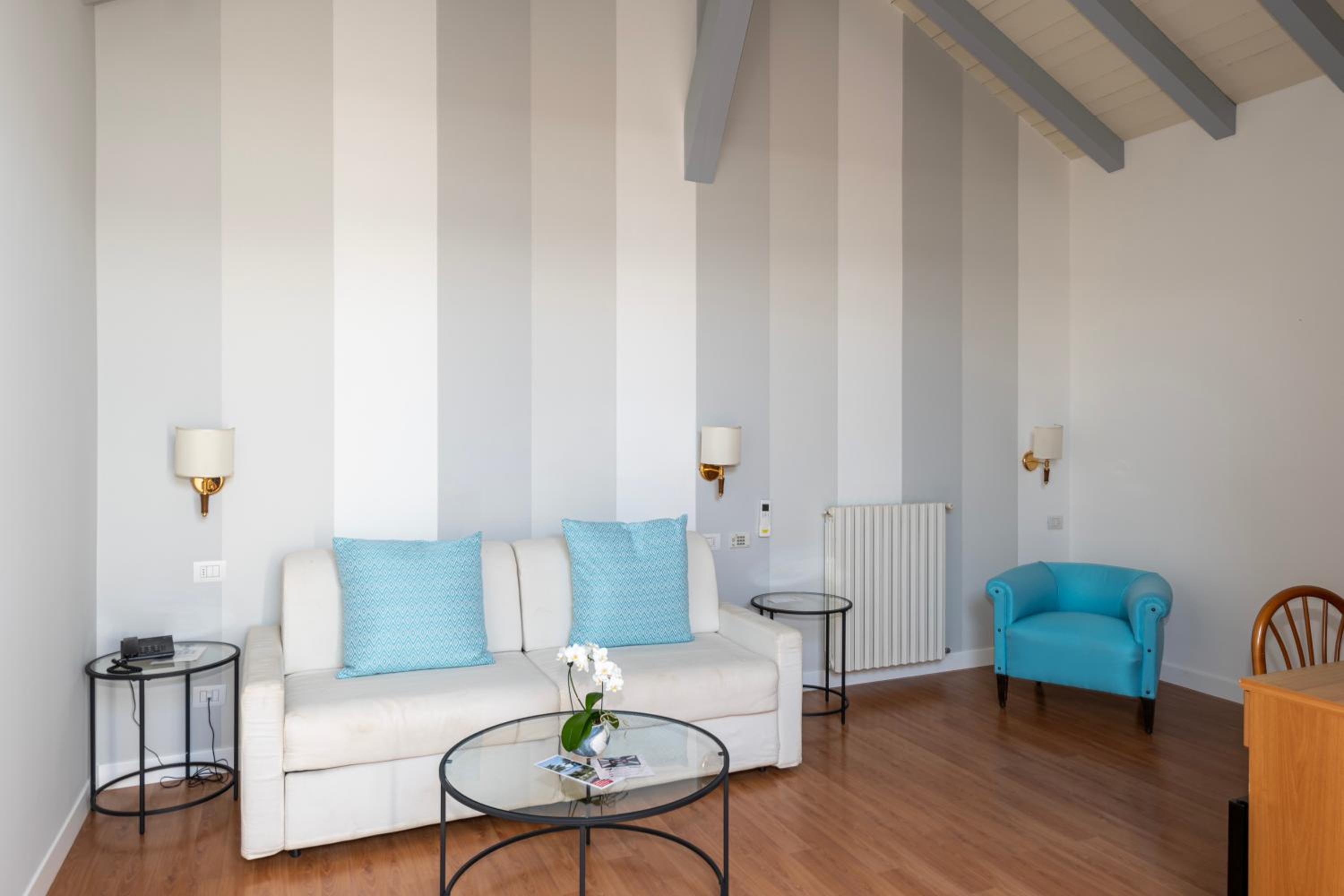 Mini Suite with Lake View - Split Level - Photo 4