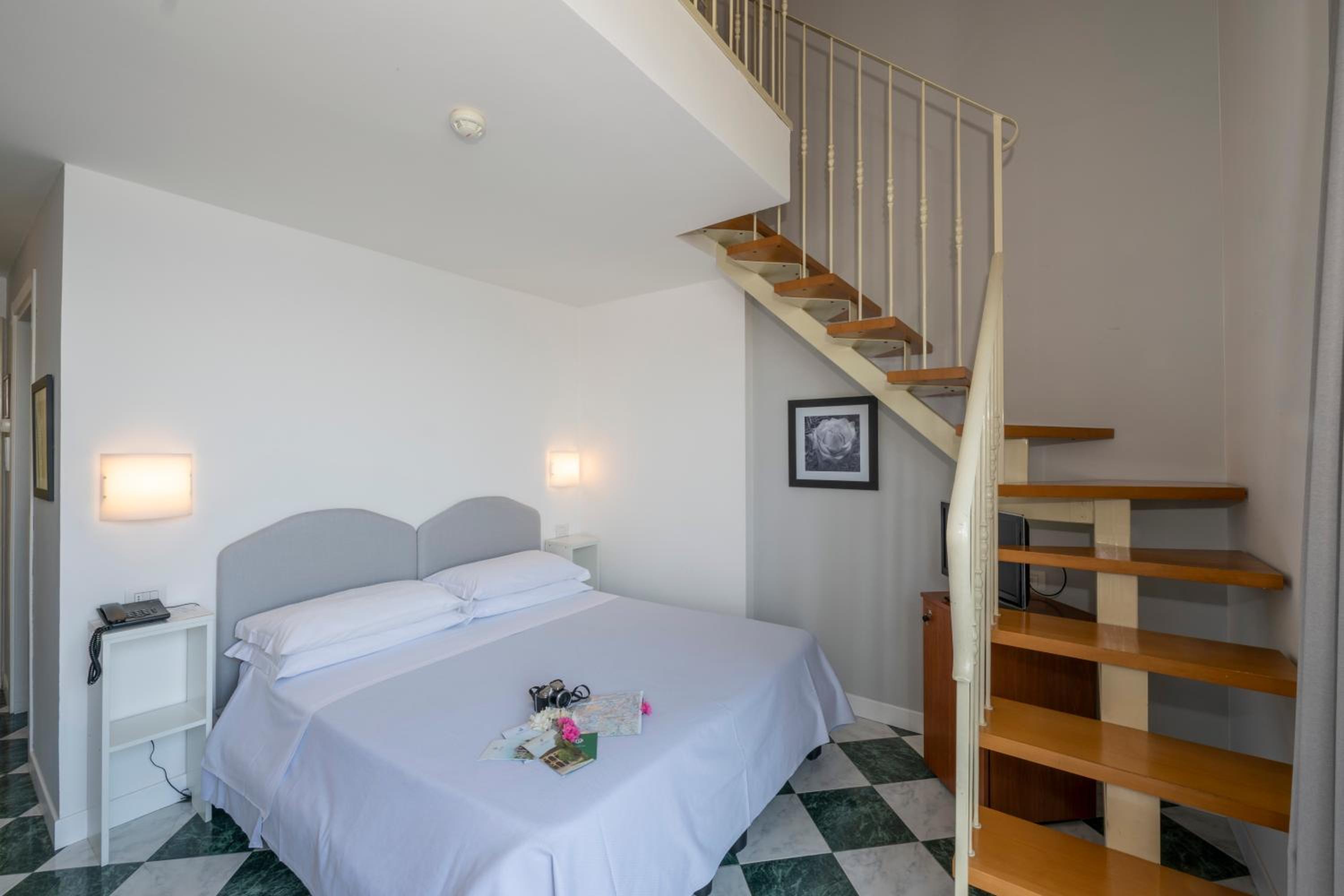 Mini Suite with Lake View - Split Level - Photo 5
