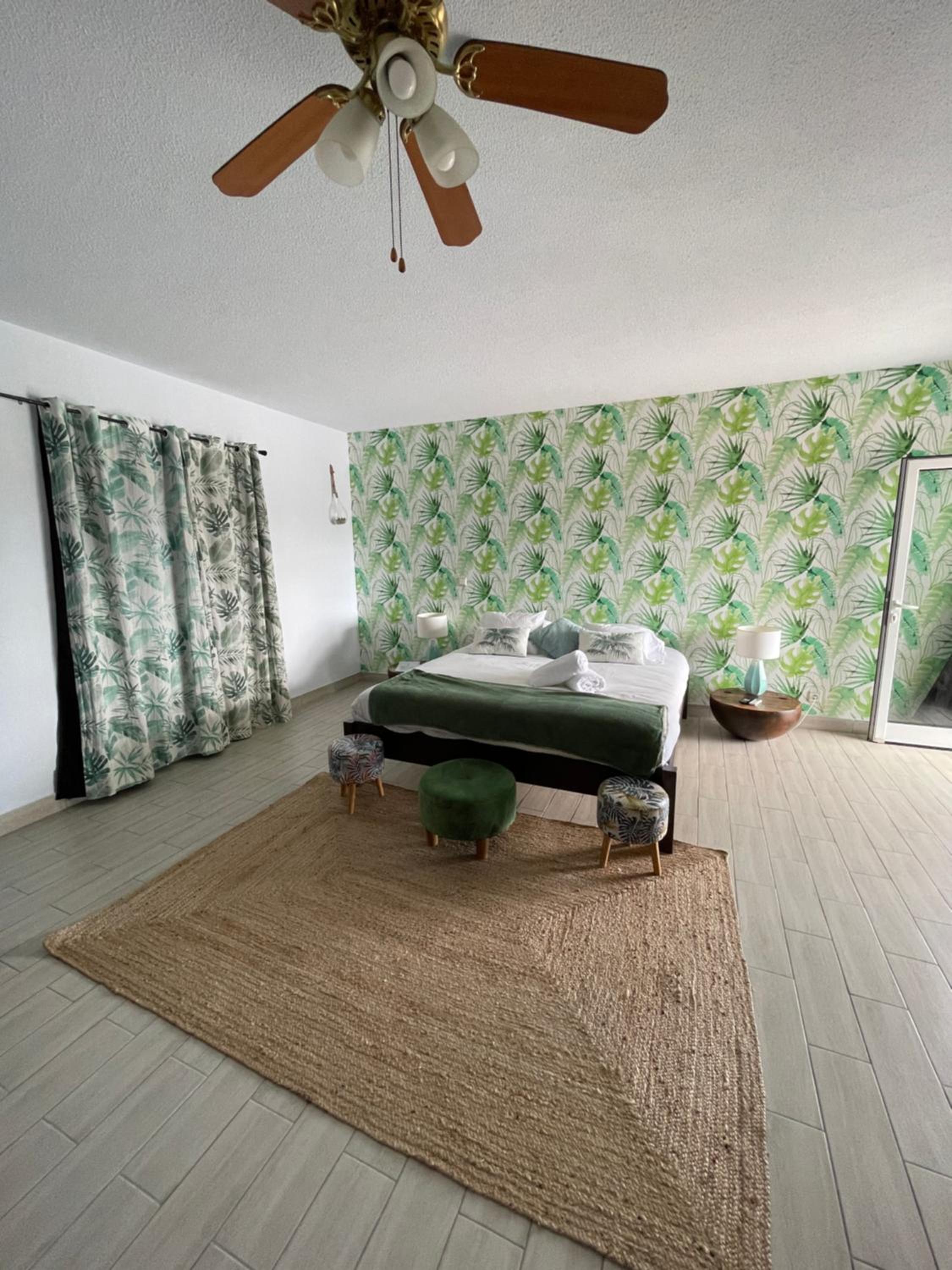 Family Room with Garden View - Photo 1