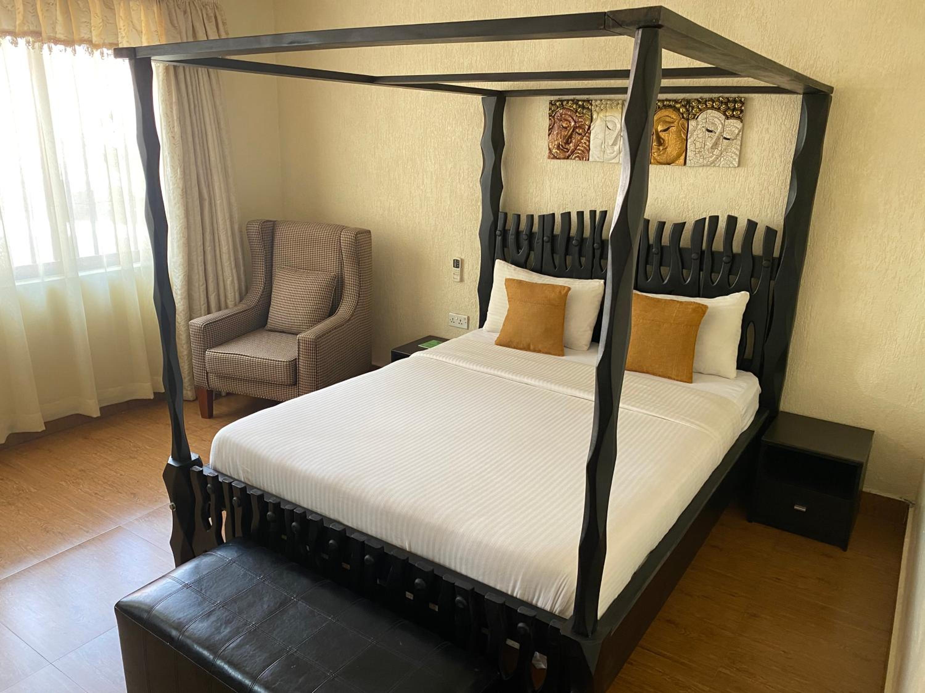 EXECUTIVE ROOM WITH AC - Photo 3