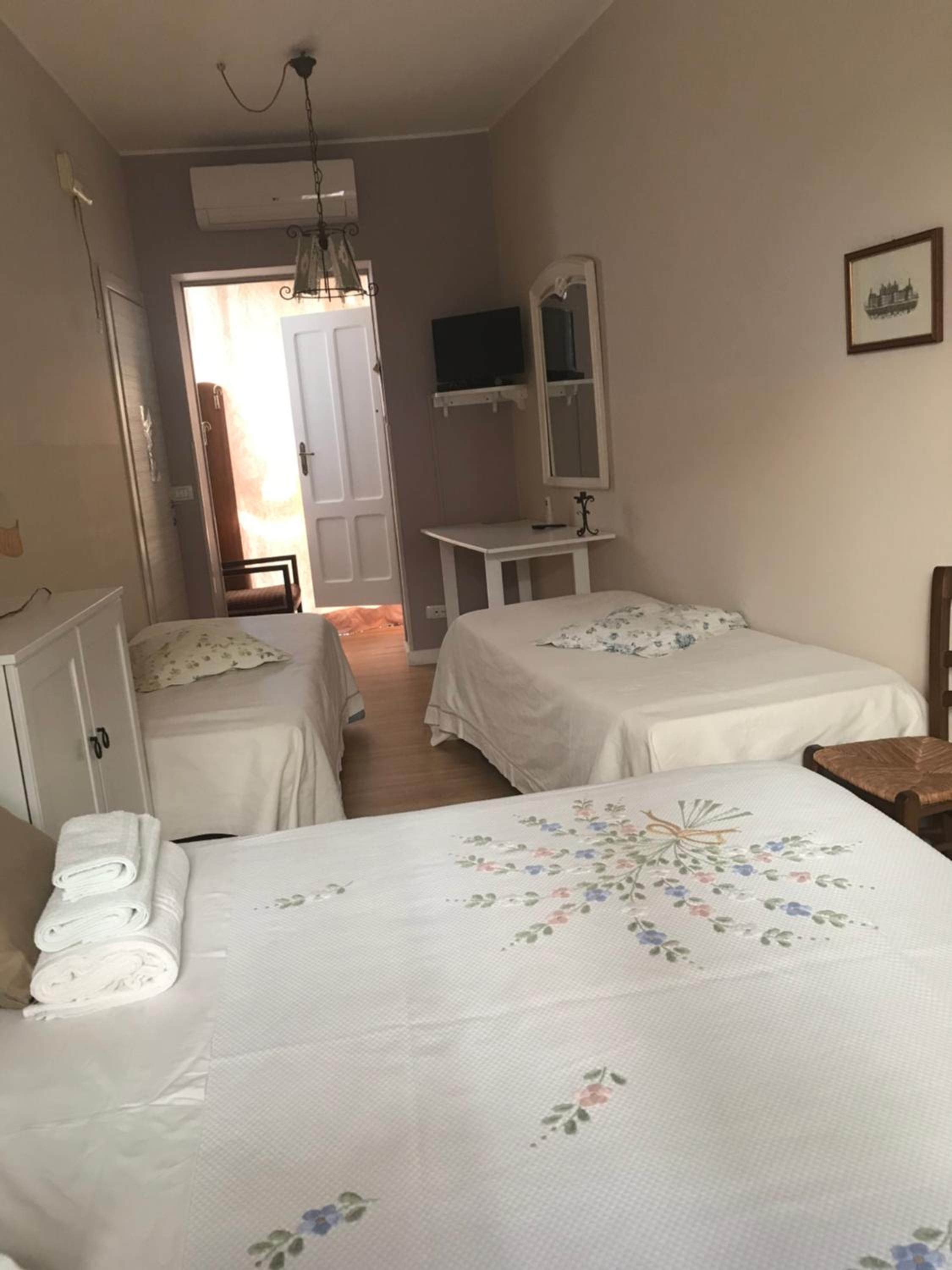 Quadruple Room with Sea View - Photo 17