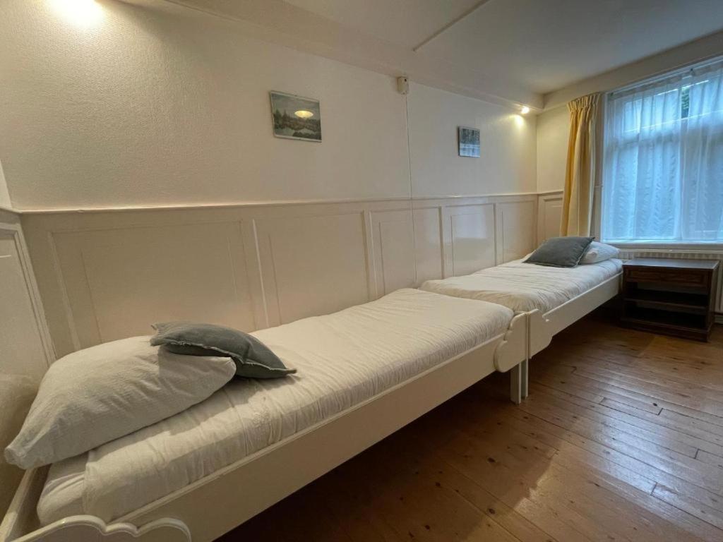 Twin Room with Private Bathroom photo 2