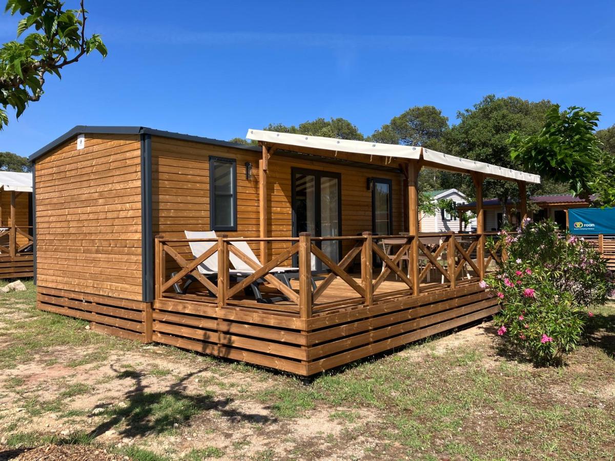Deluxe Two-Bedroom Mobile Home (4 Adults) with Veranda photo 1
