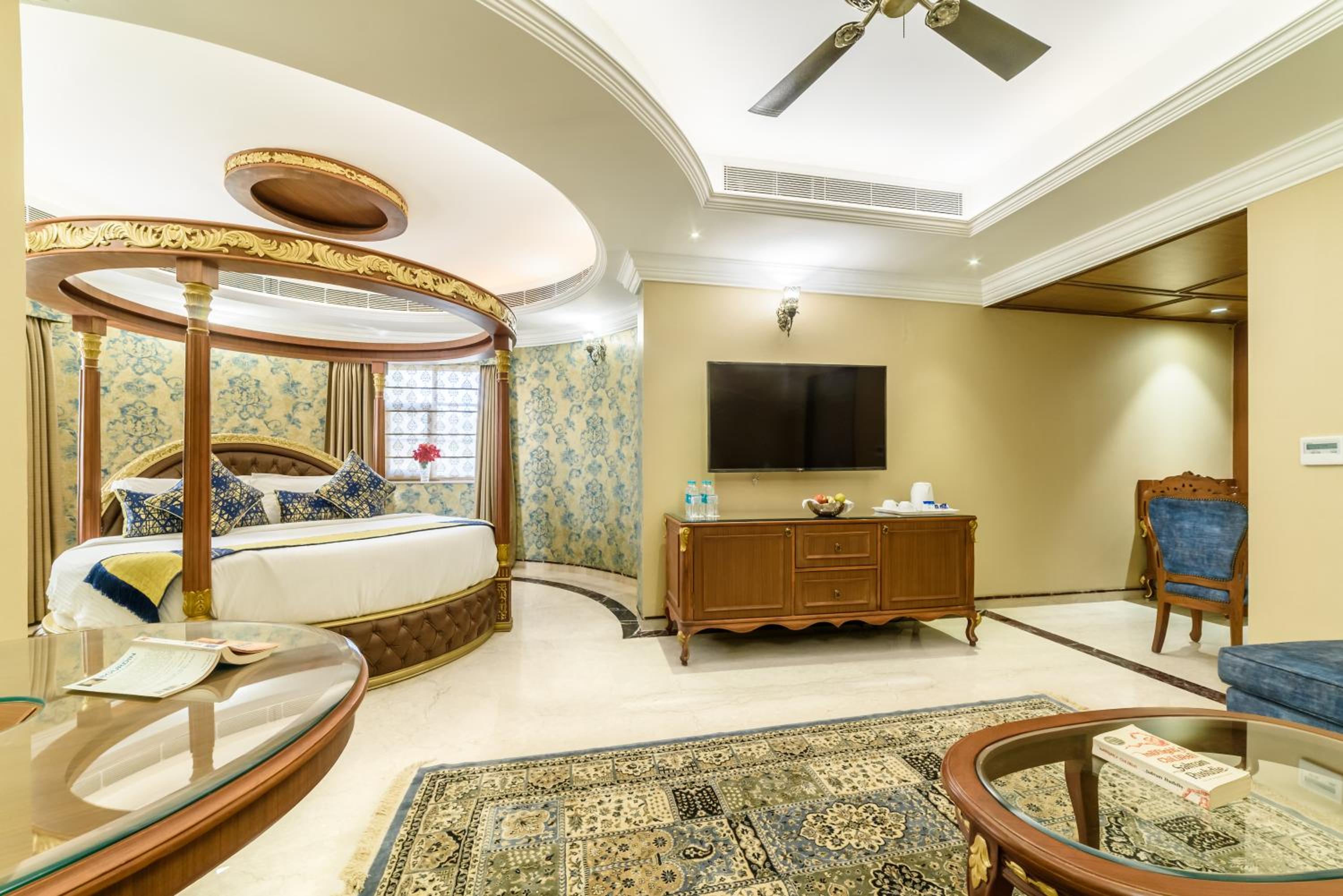 Palace Suit with Round Bed