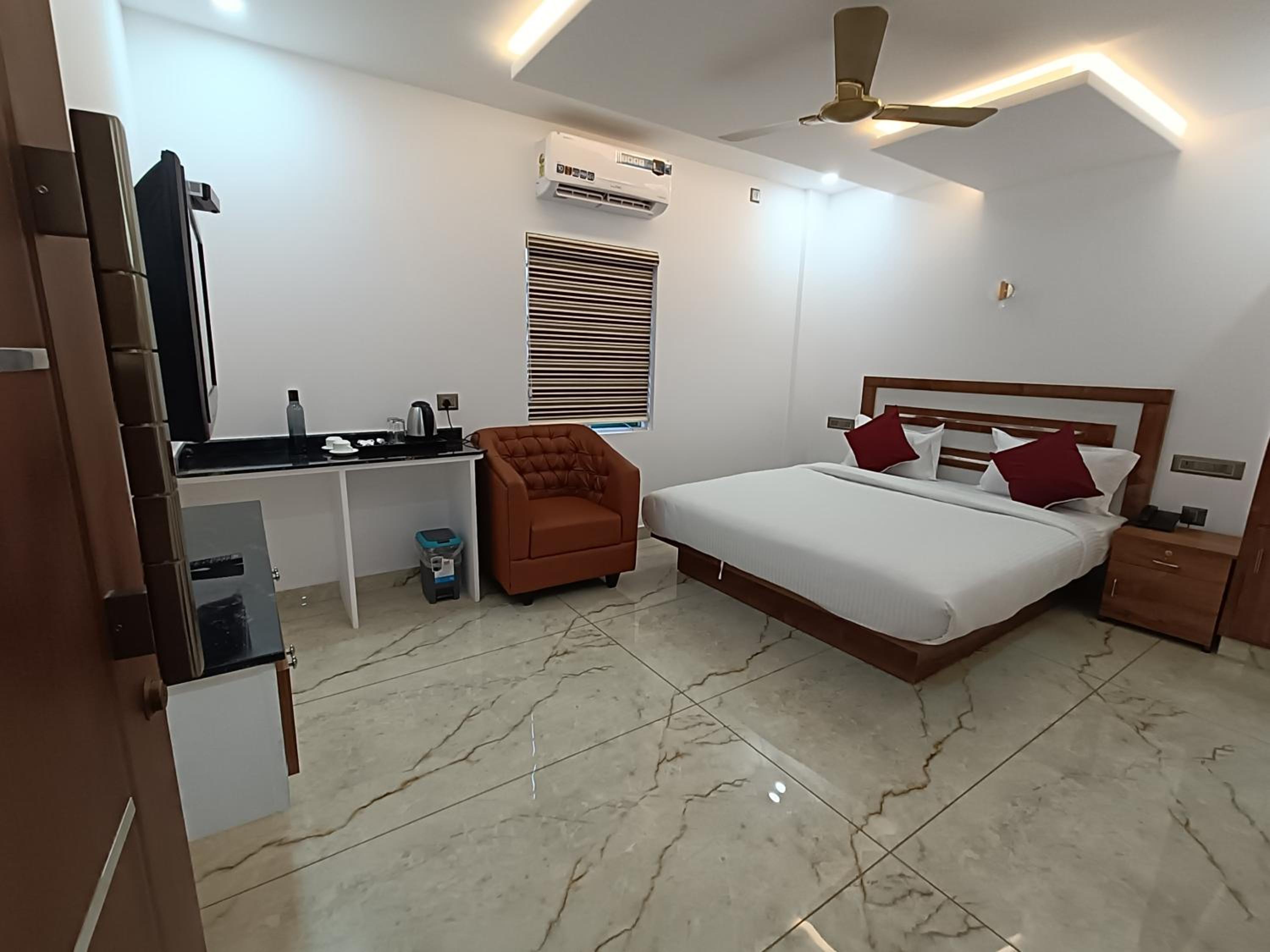 Double Room with Balcony - Photo 2