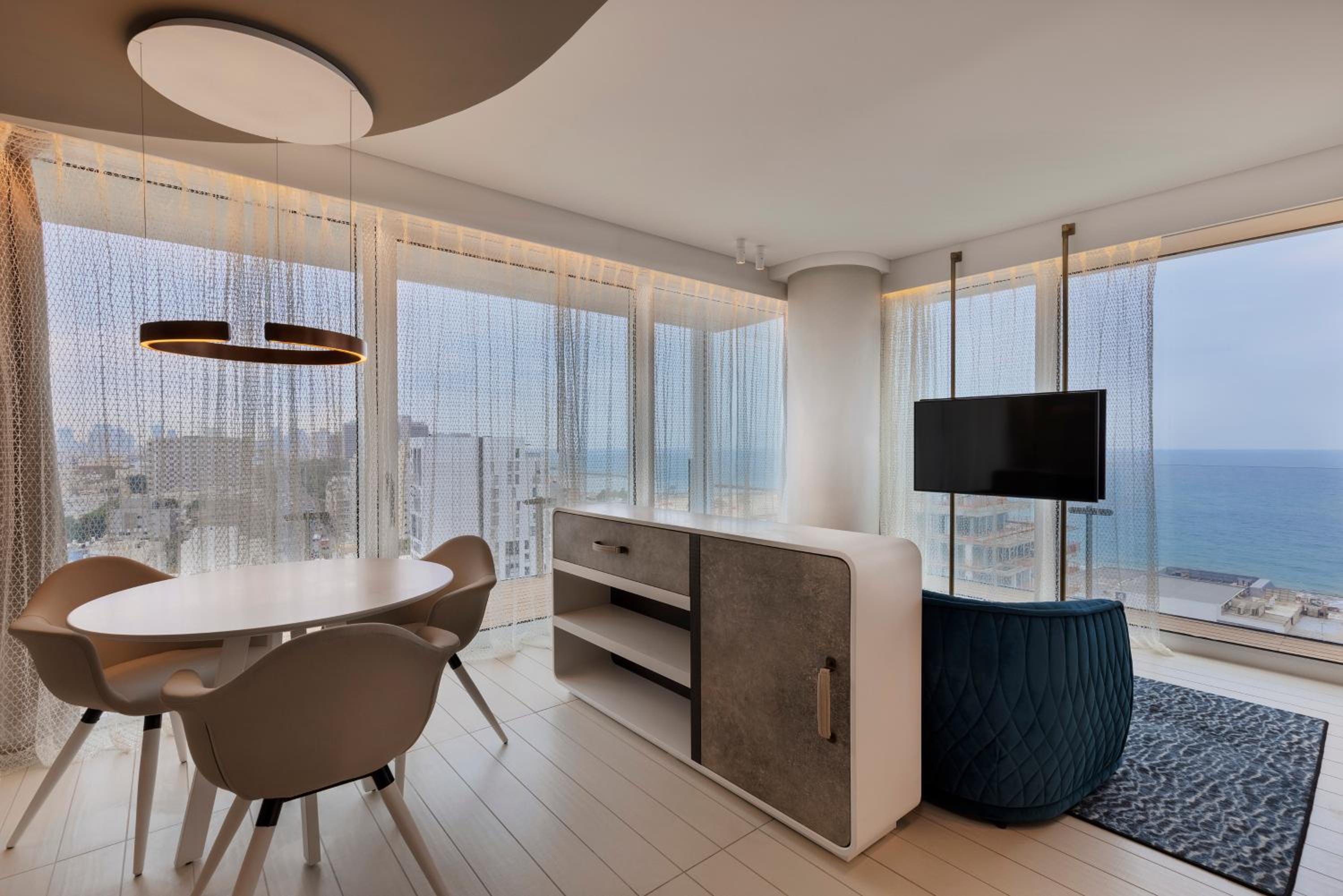Deluxe Suite with Sea View - Photo 5