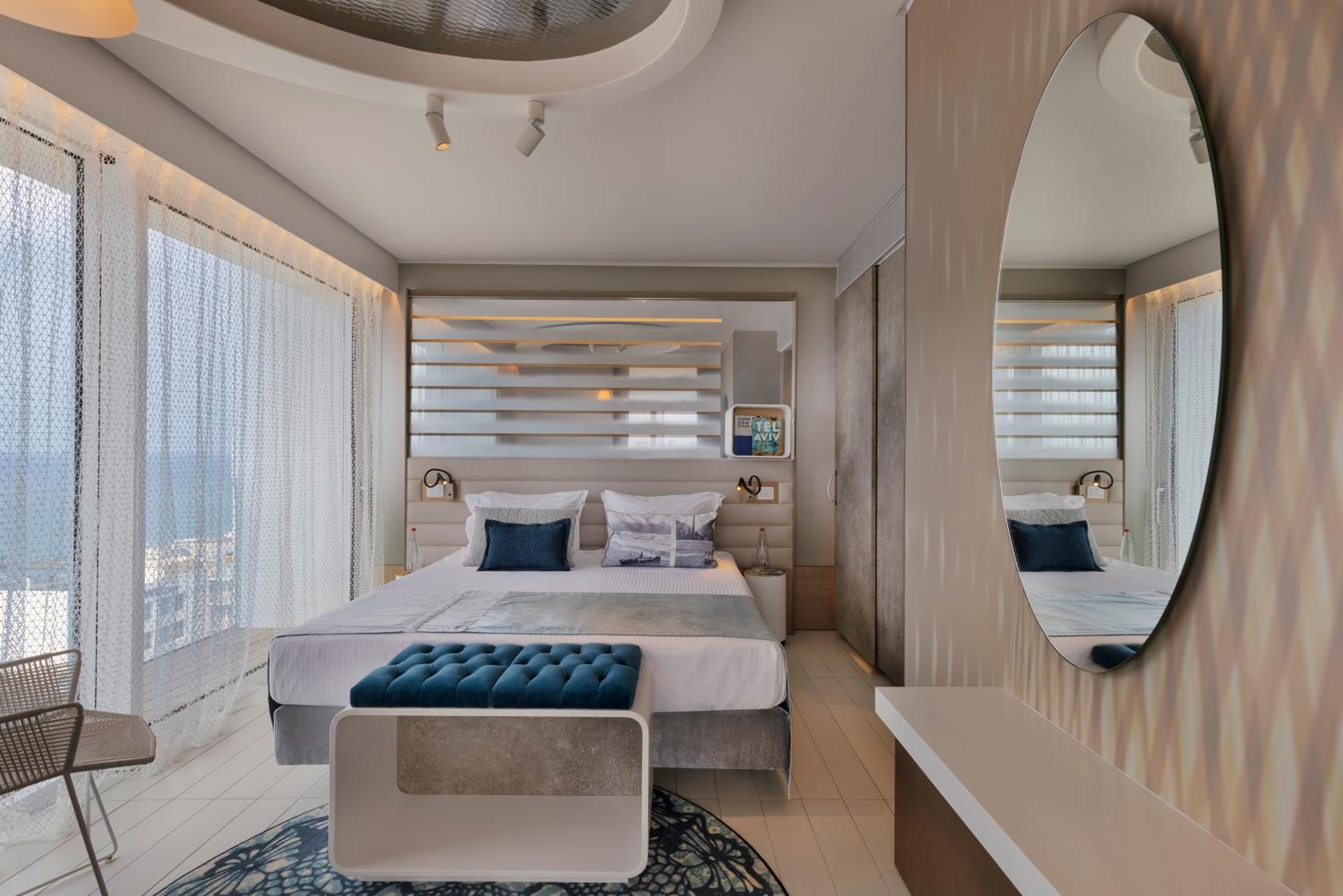 Deluxe Suite with Sea View - Photo 4