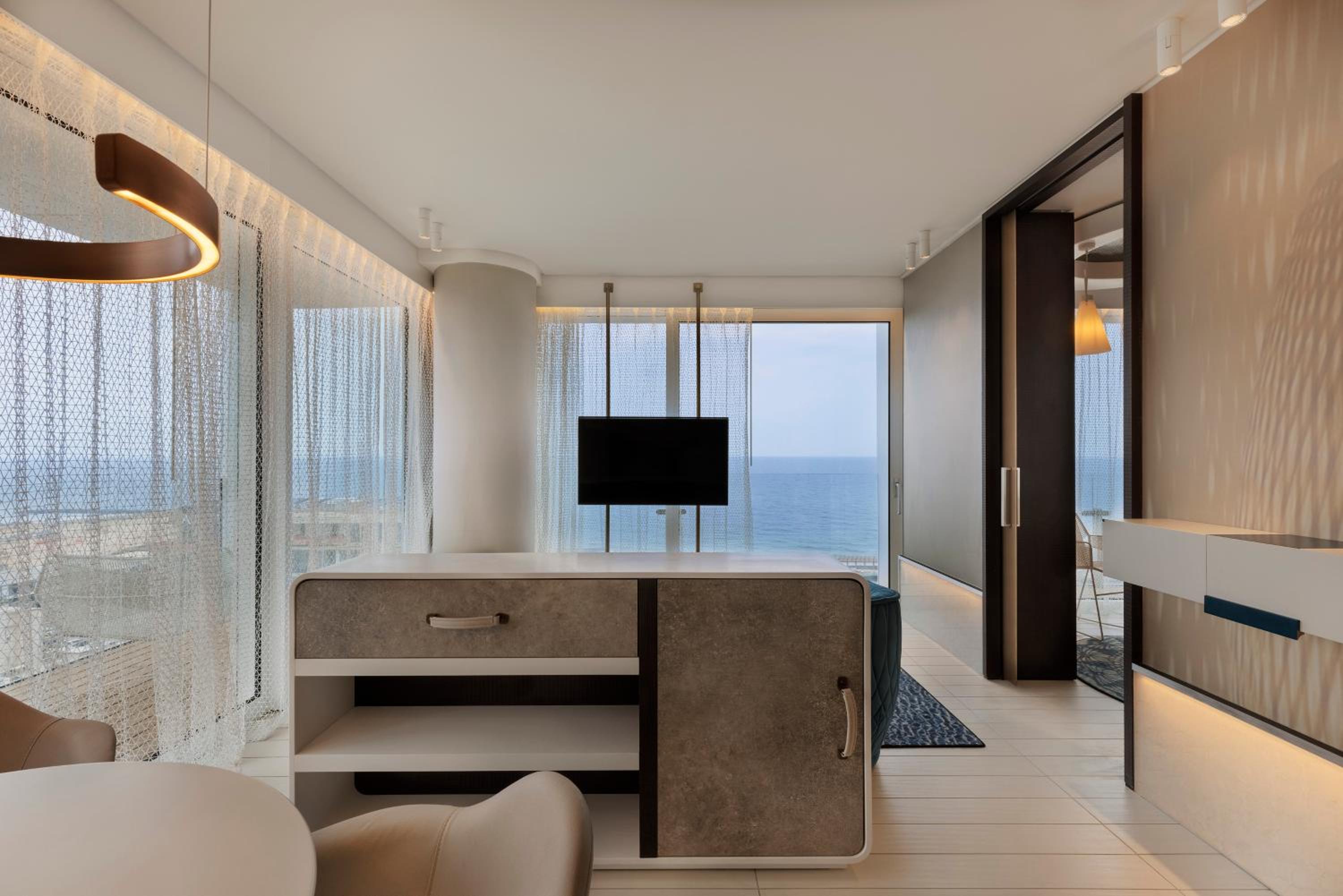 Deluxe Suite with Sea View - Photo 3