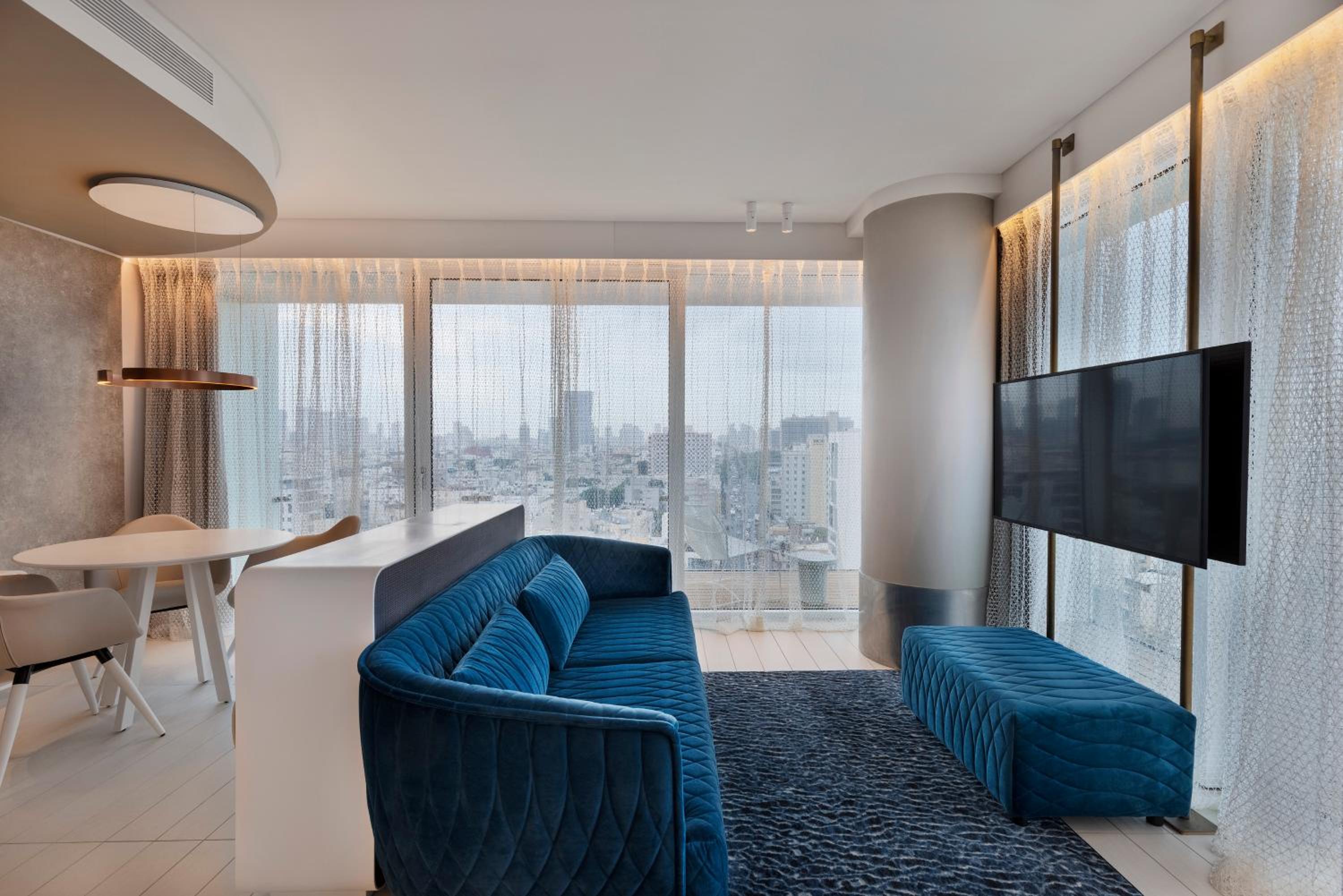 Deluxe Suite with Sea View - Photo 2