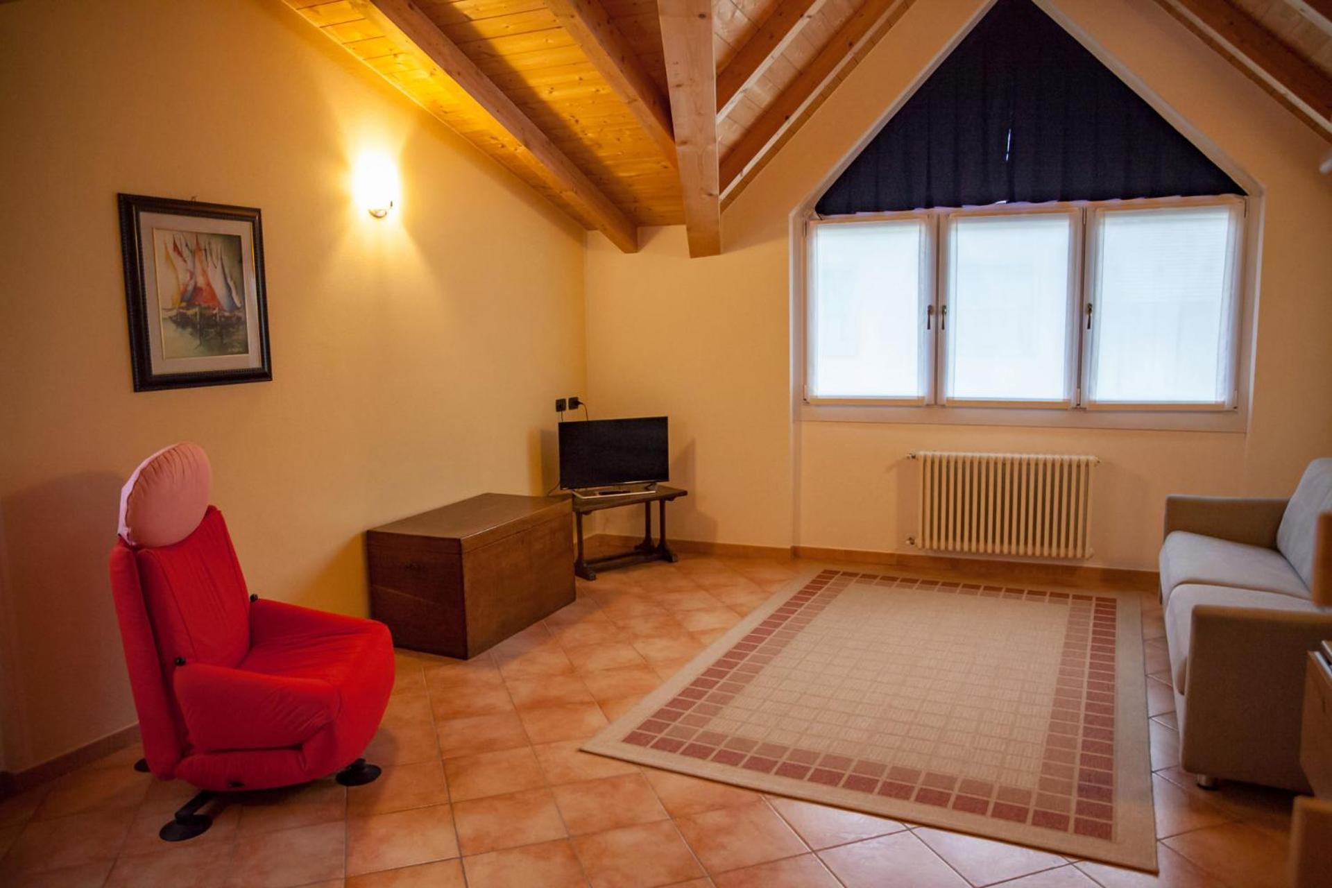 Apartment - Split Level - Photo 2