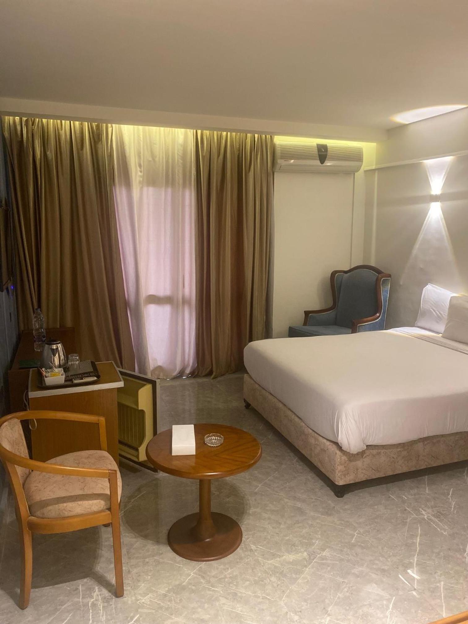 Deluxe King Room photo 2