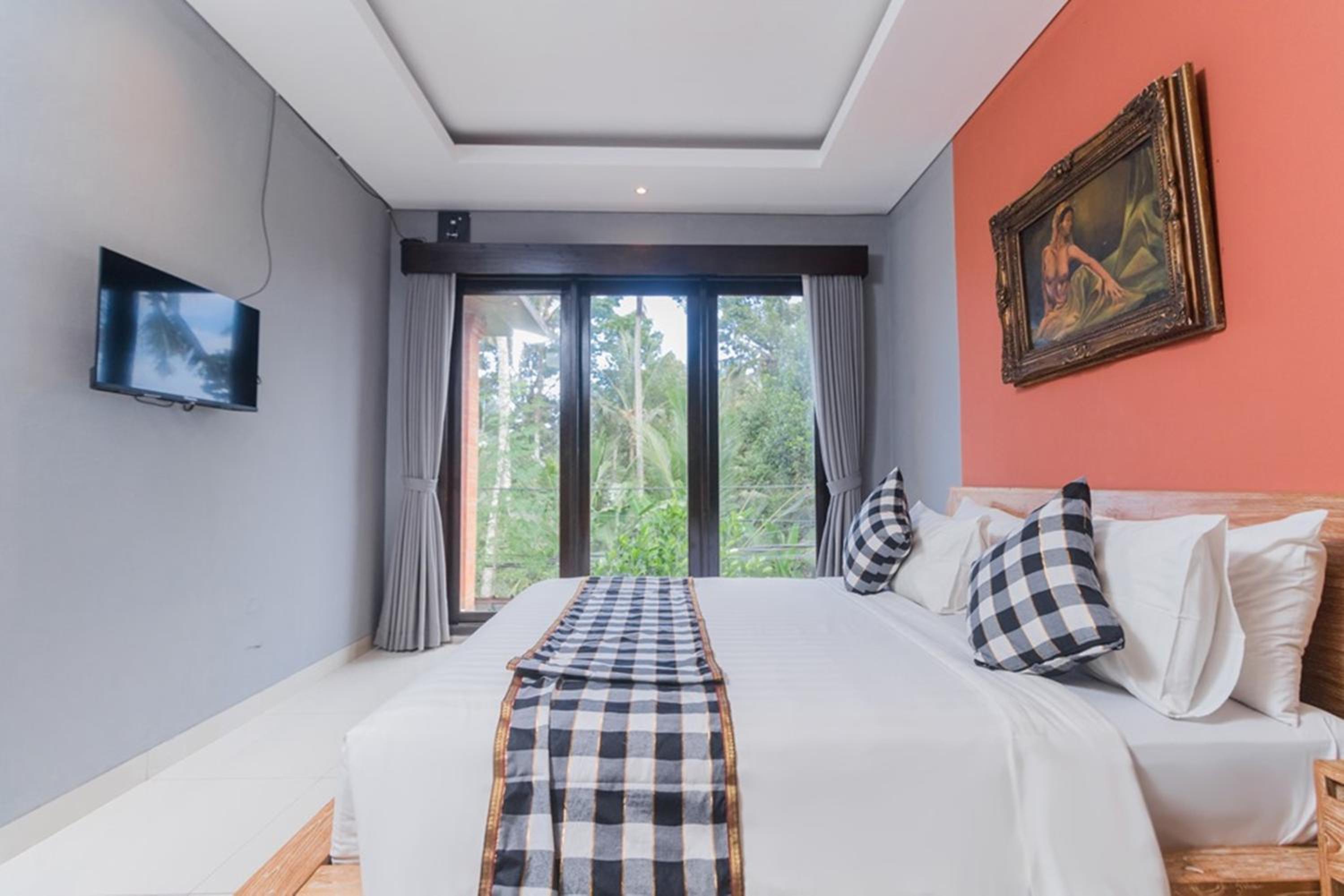 Three-Bedroom Suite - Photo 4