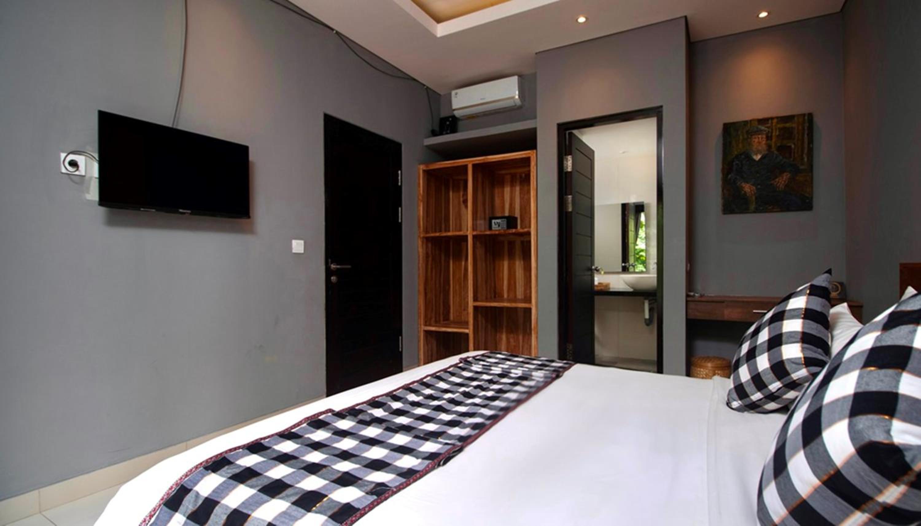 Three-Bedroom Suite - Photo 16