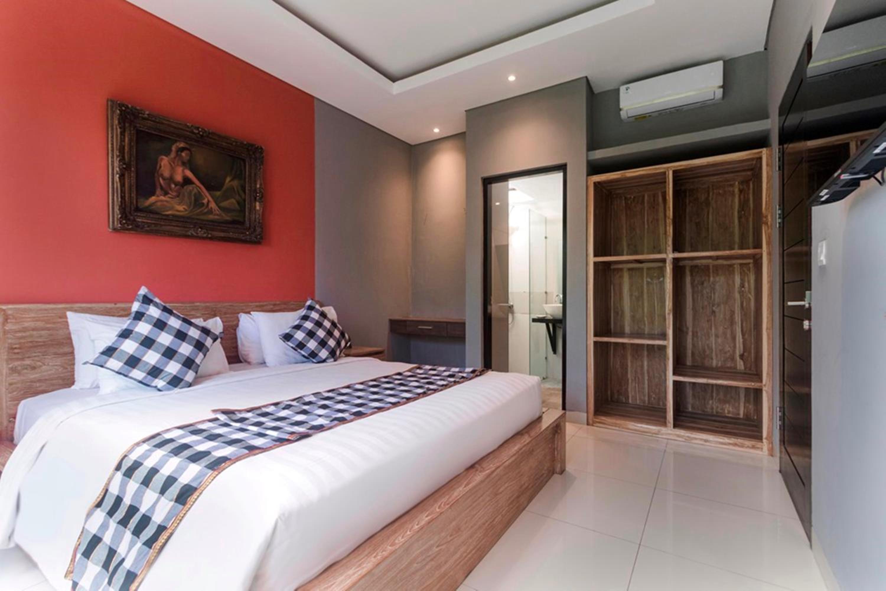 Three-Bedroom Suite - Photo 3