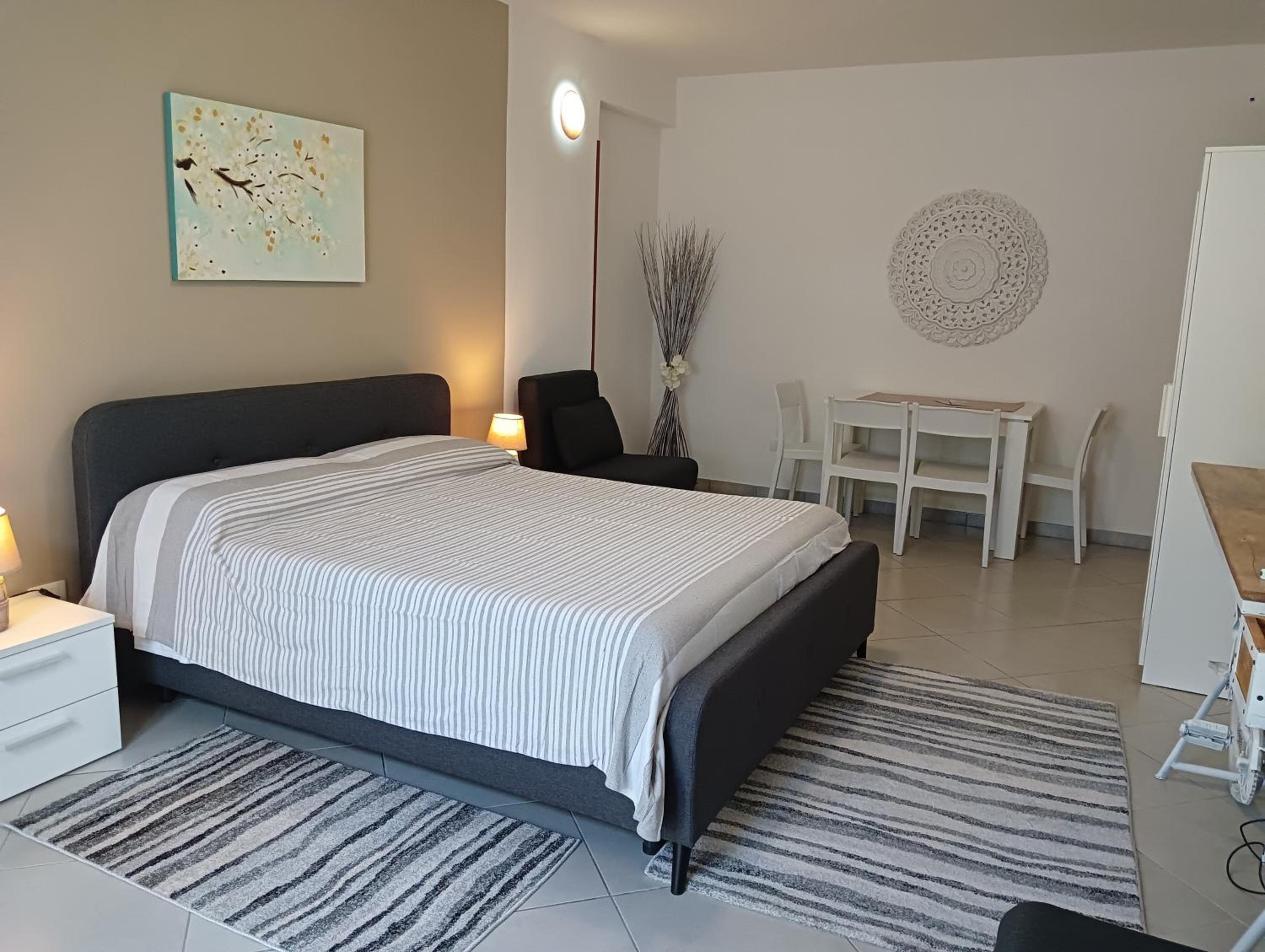 Family Room with Private Bathroom - Photo 4