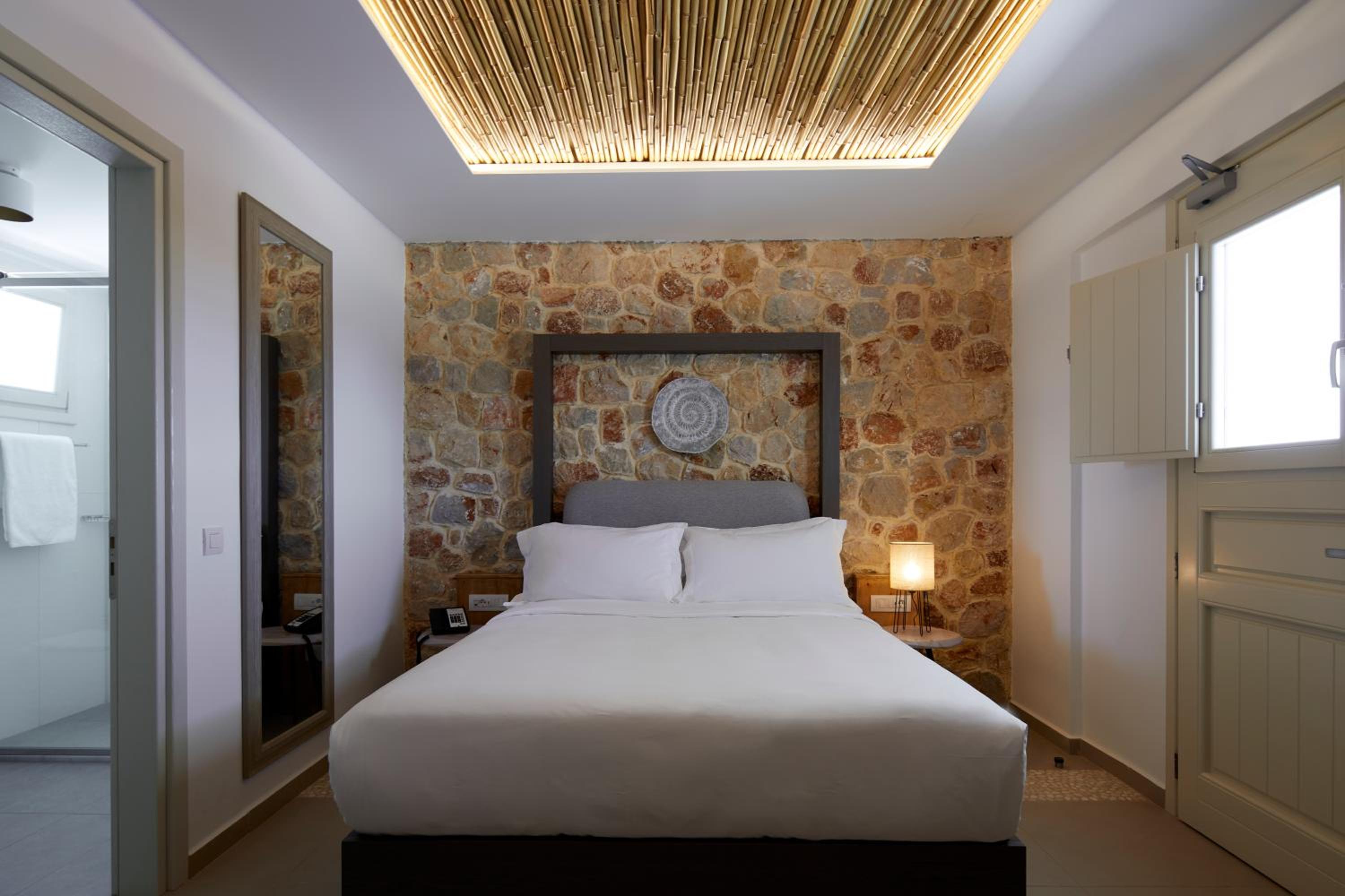 Guest Room with One King Bed (Non Smoking) - Photo 6