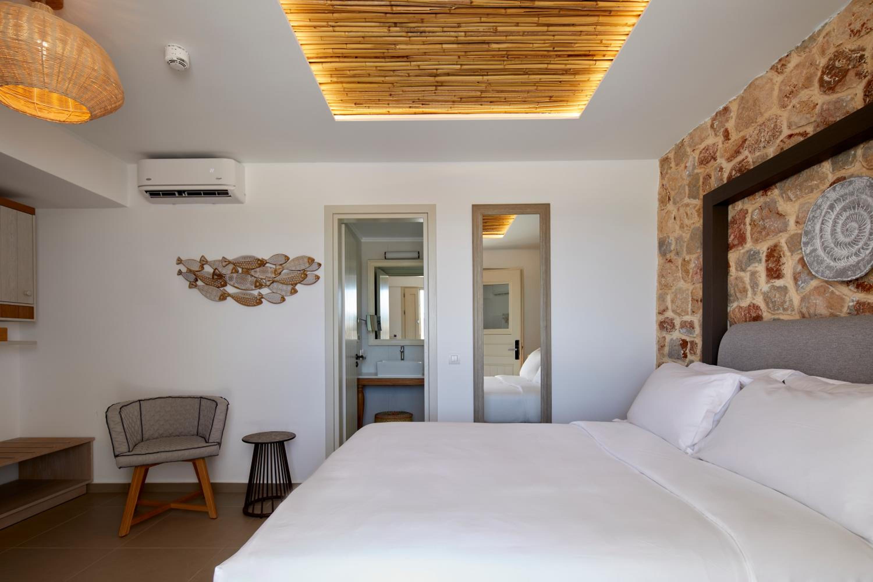 Guest Room with One King Bed (Non Smoking) - Photo 7