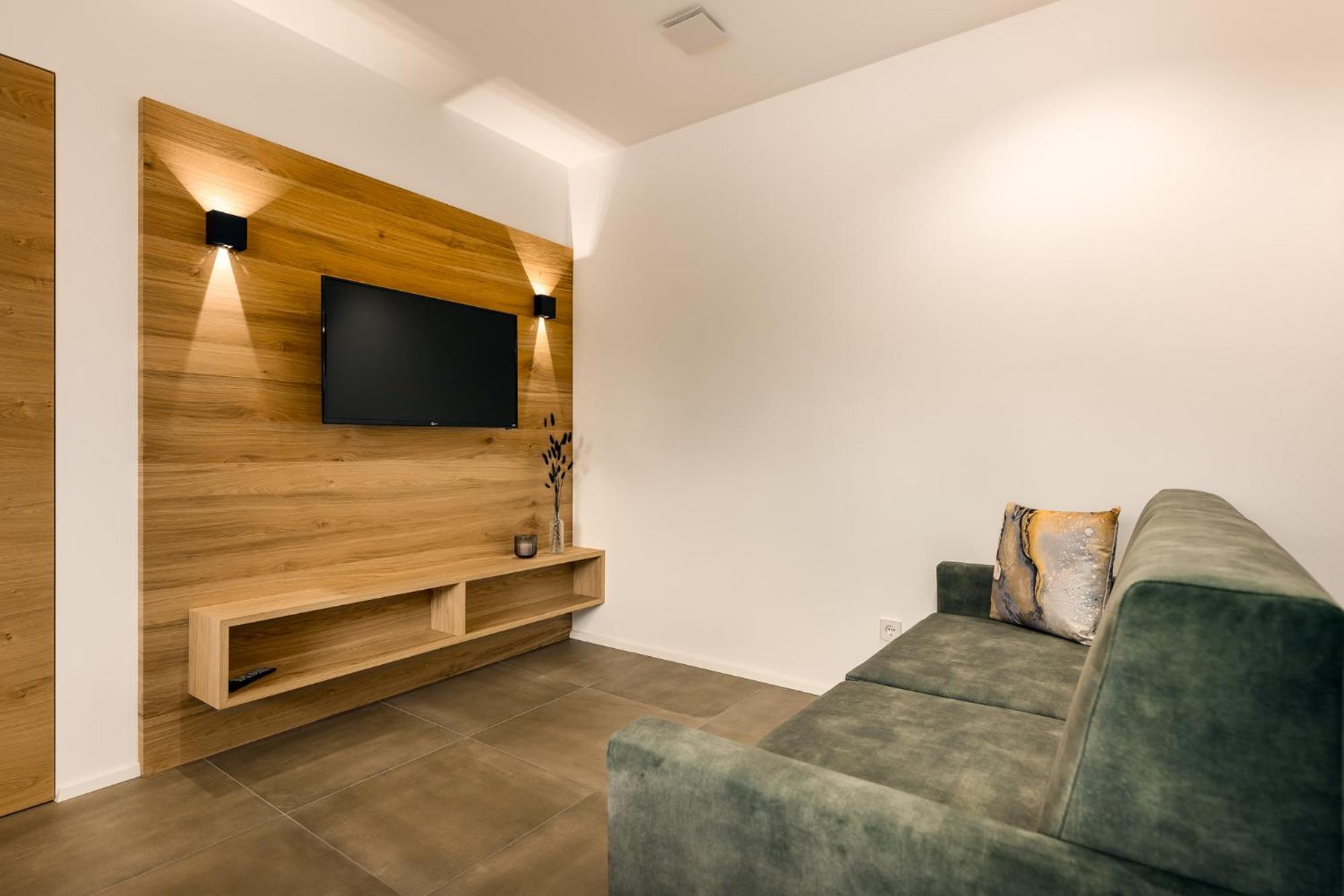 One-Bedroom Apartment photo 1