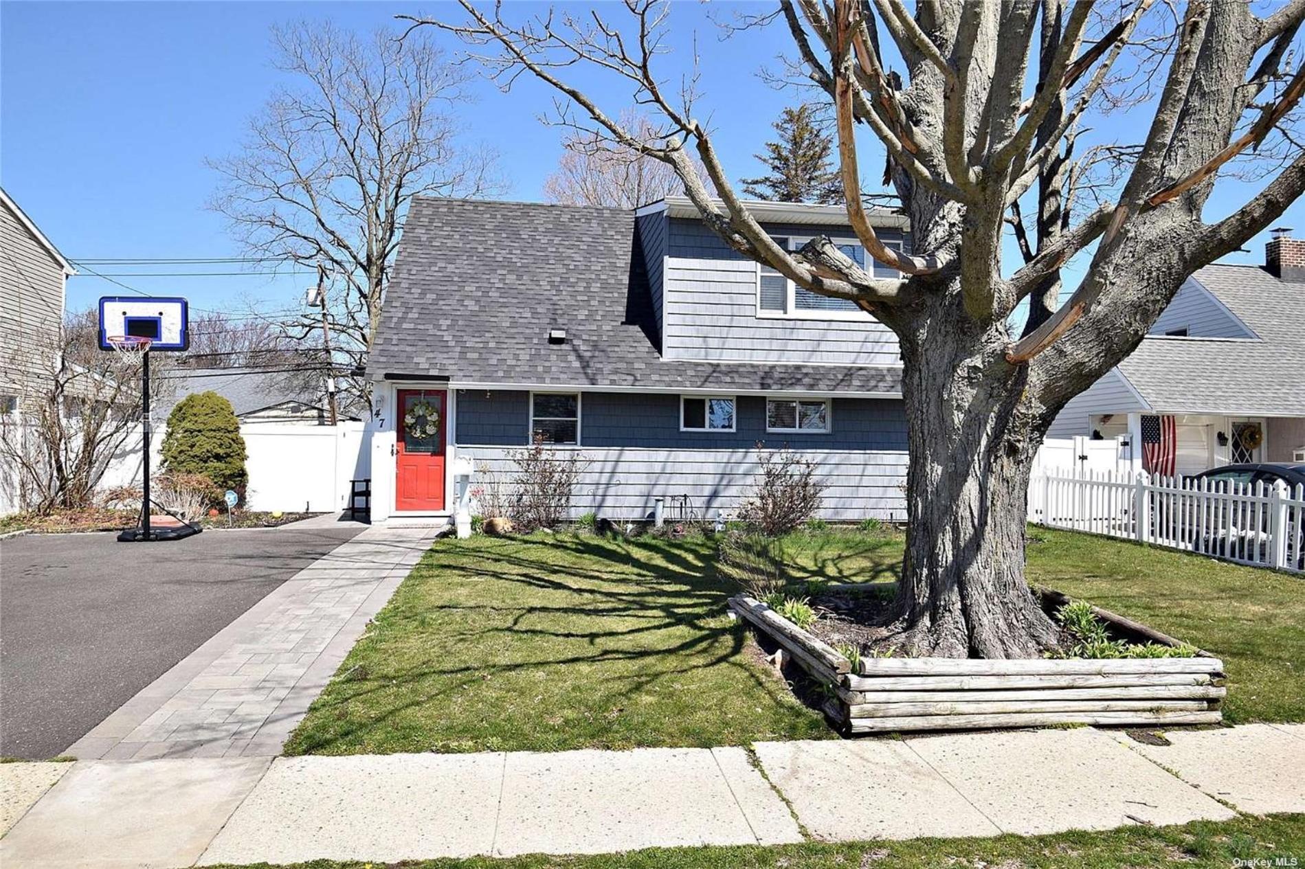 Three-Bedroom House photo 2