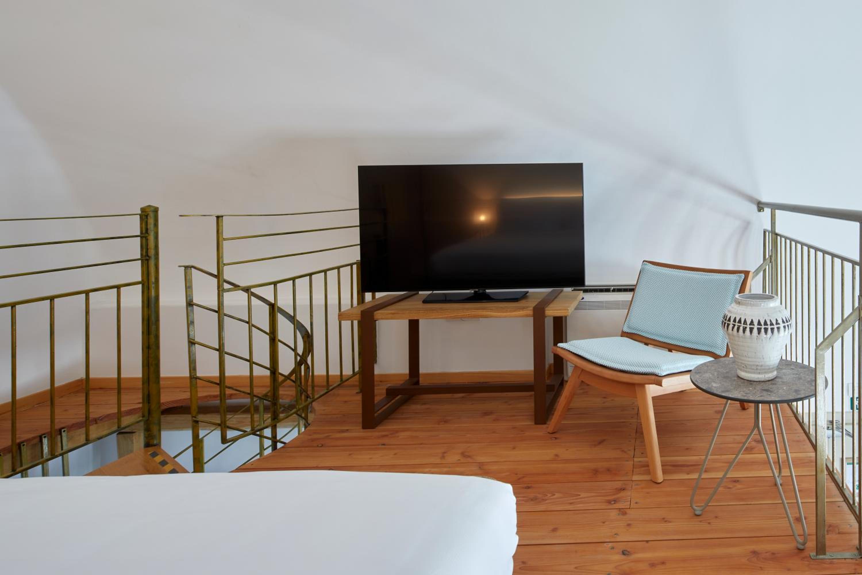 Duplex Suite with One King Bed (Non Smoking) - Photo 6