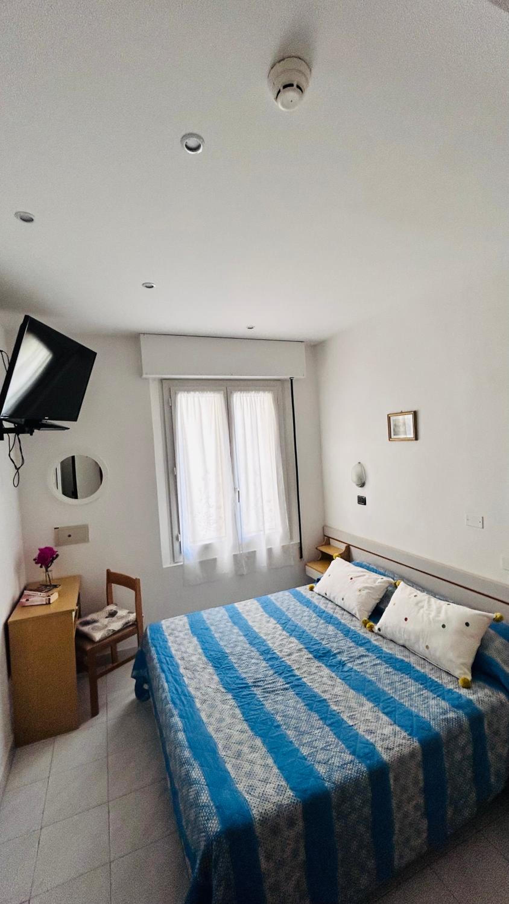 Standard Double or Twin Room - Photo 7