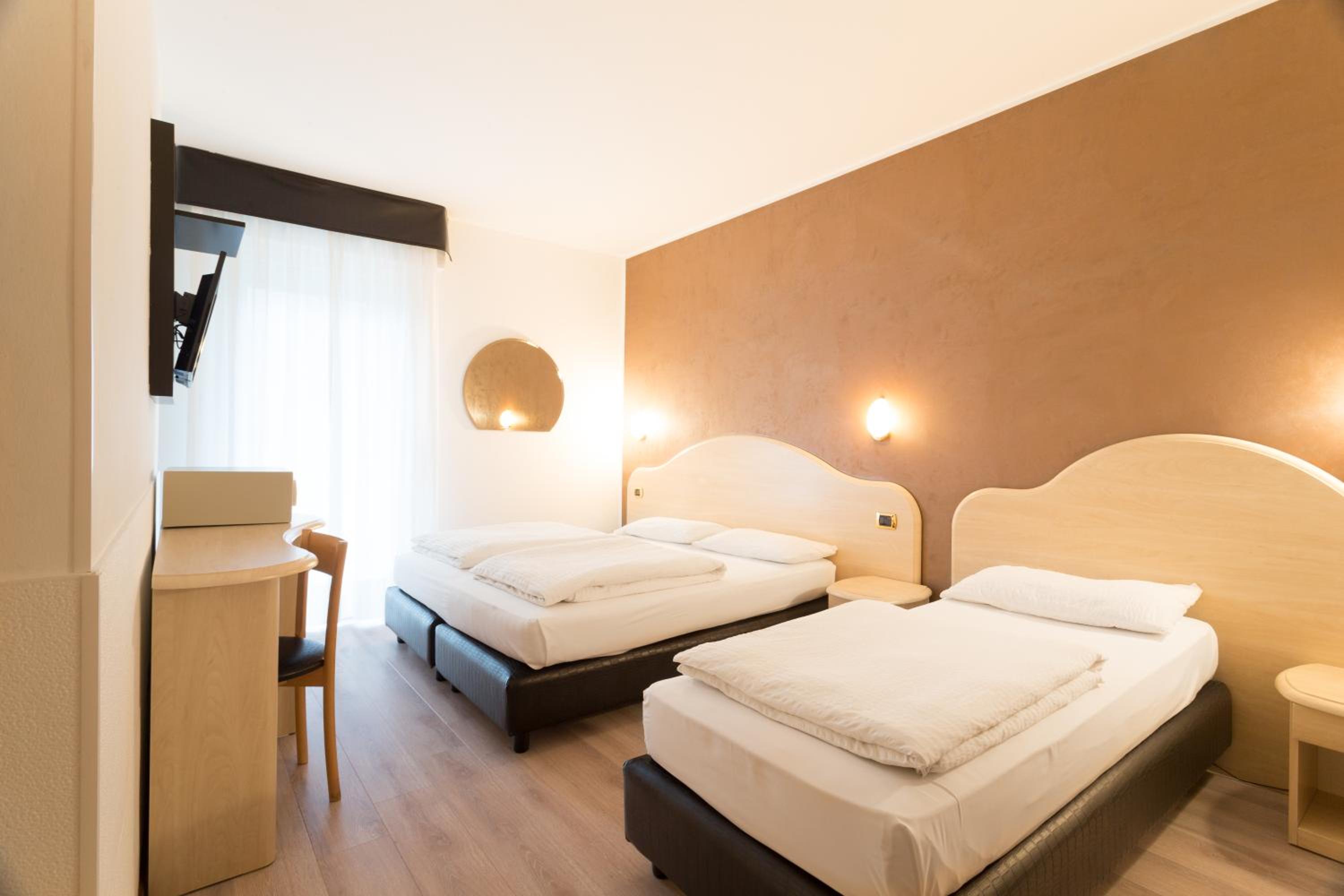 Standard Triple Room with Balcony - Photo 4