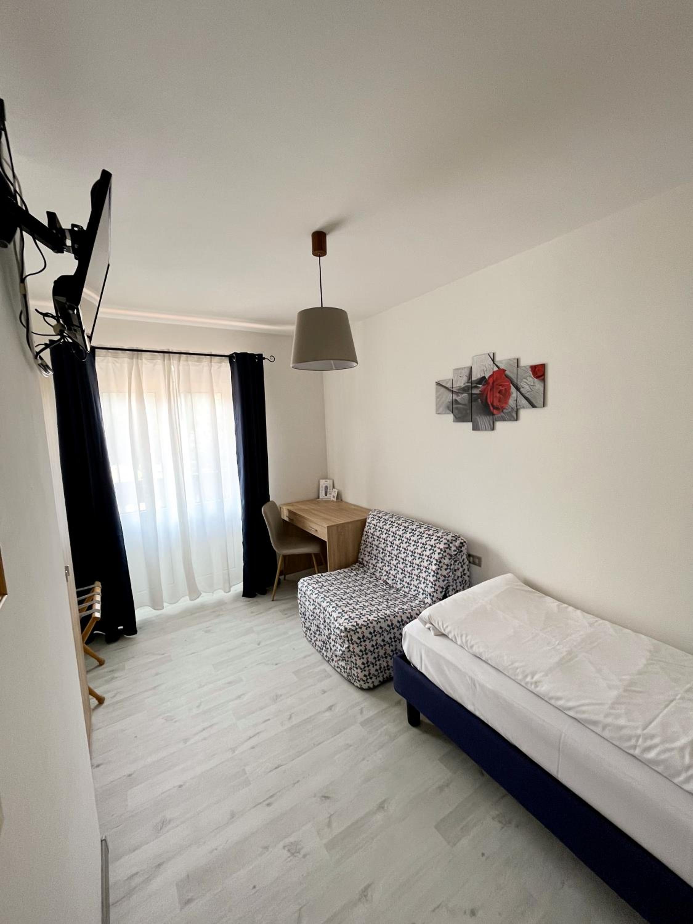Single Room with Private Bathroom photo 2
