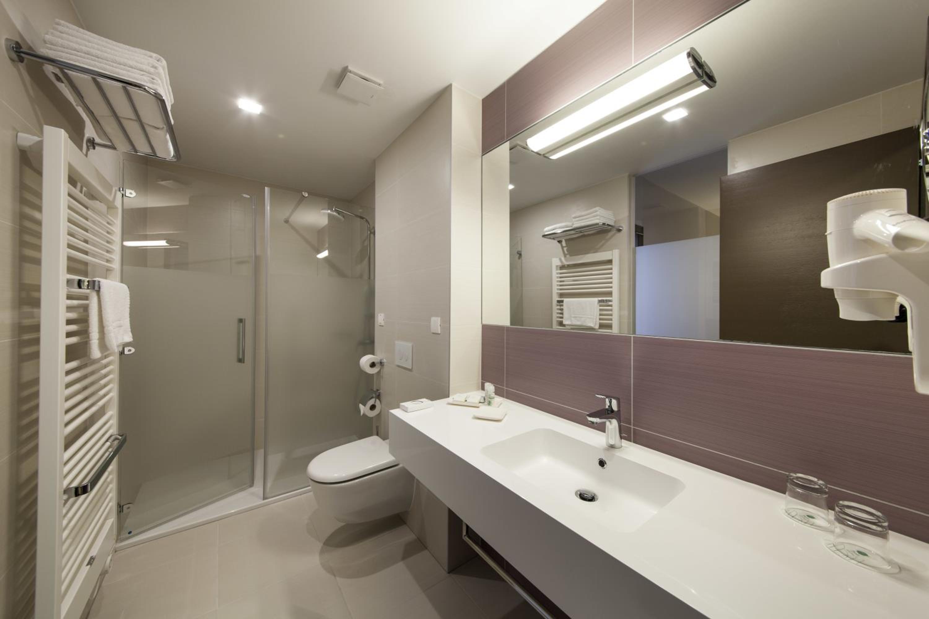 Suite with Balcony and Sea View - Photo 2