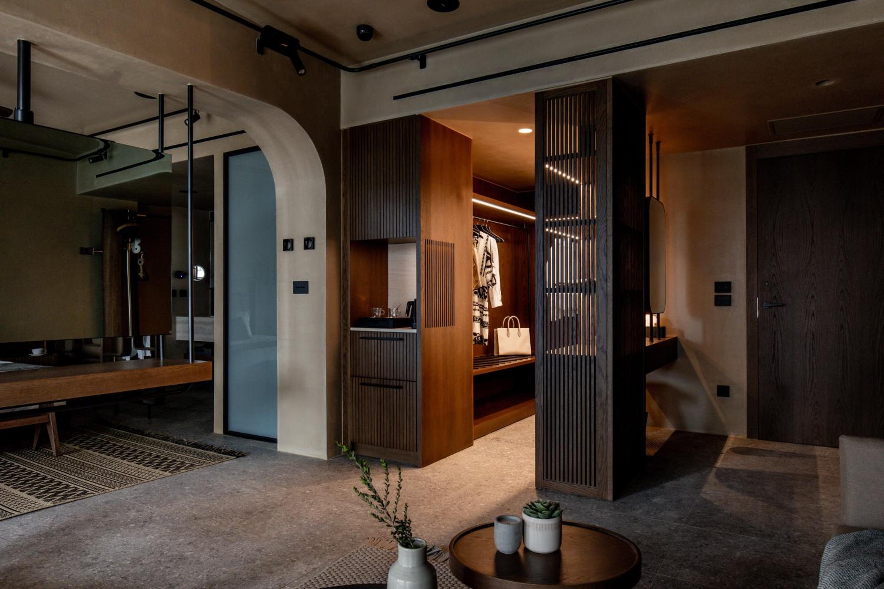 Signature Suite with Private Pool & Sauna thumbnail 6