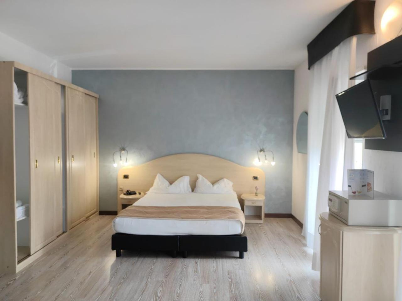 Quadruple Room with Balcony - Photo 1