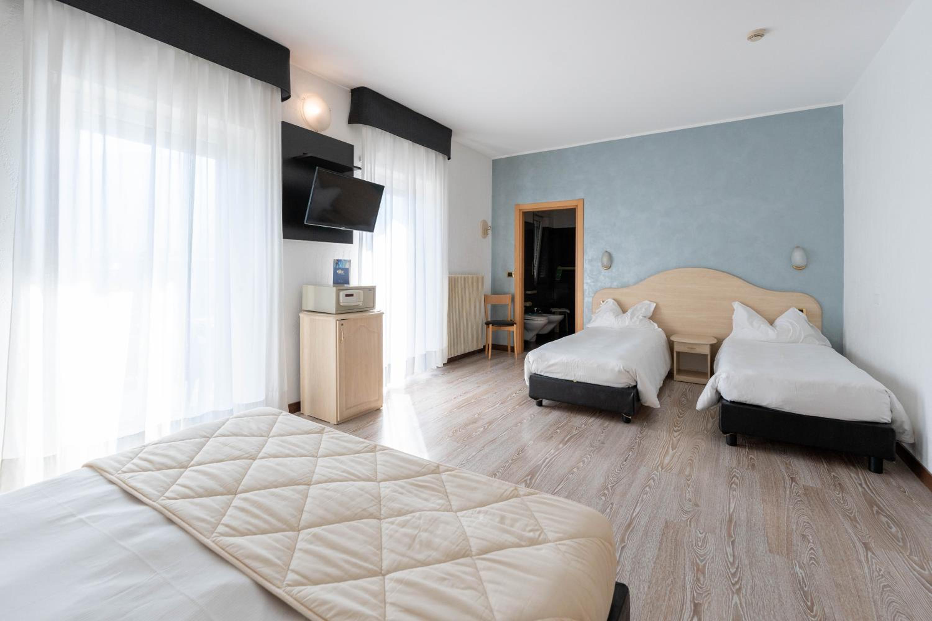 Quadruple Room with Balcony - Photo 4