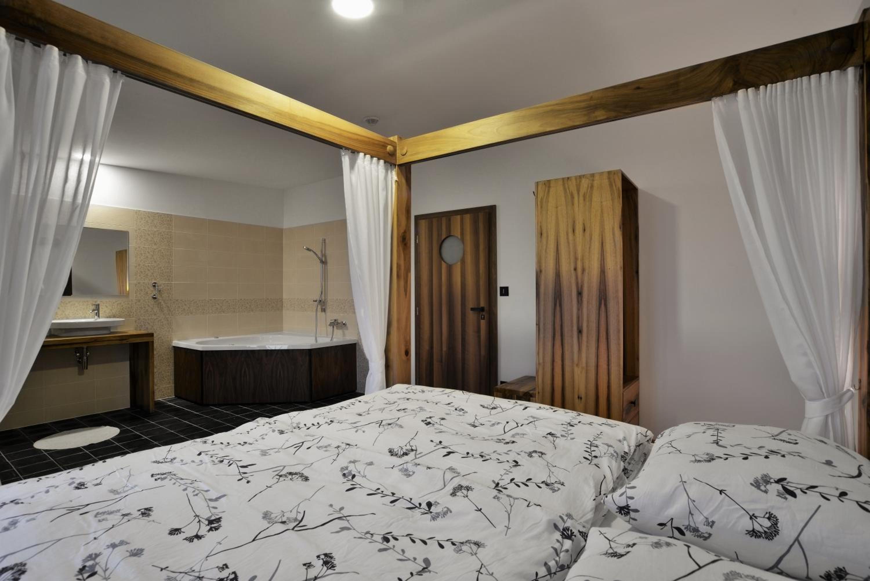King Room with Spa Bath photo 2