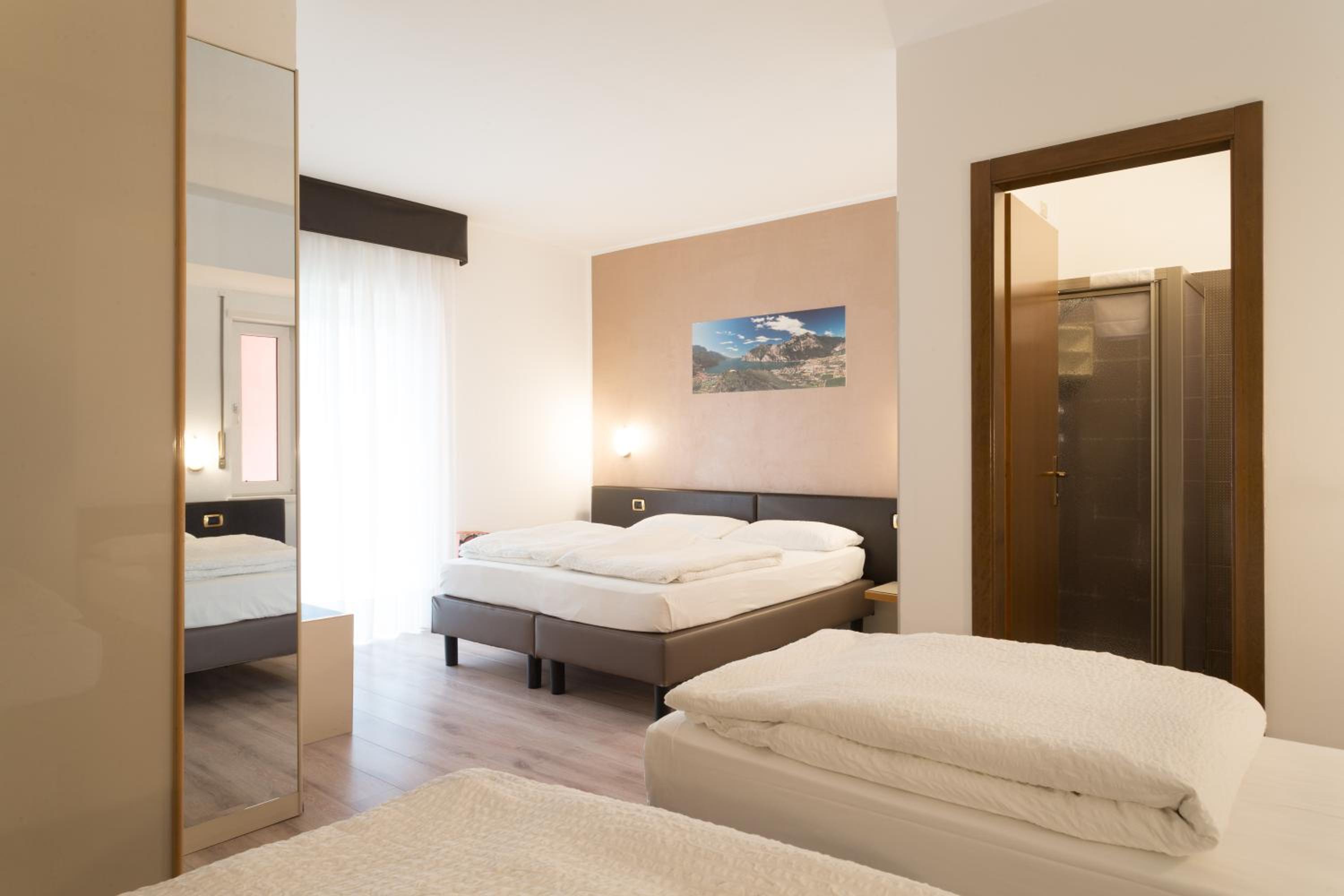 Quadruple Room with Balcony - Photo 3