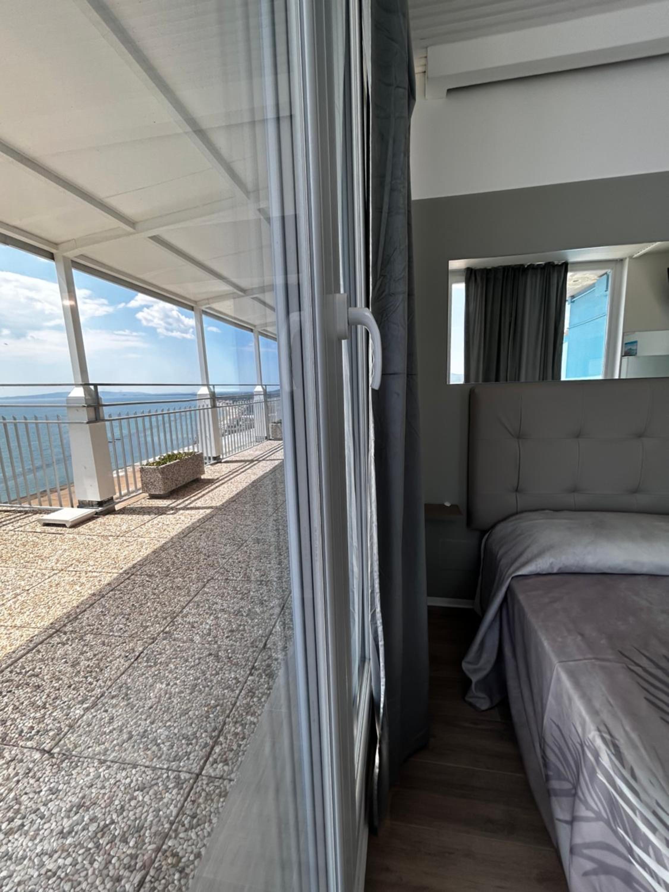 Deluxe Double Room with Balcony and Sea View photo 3