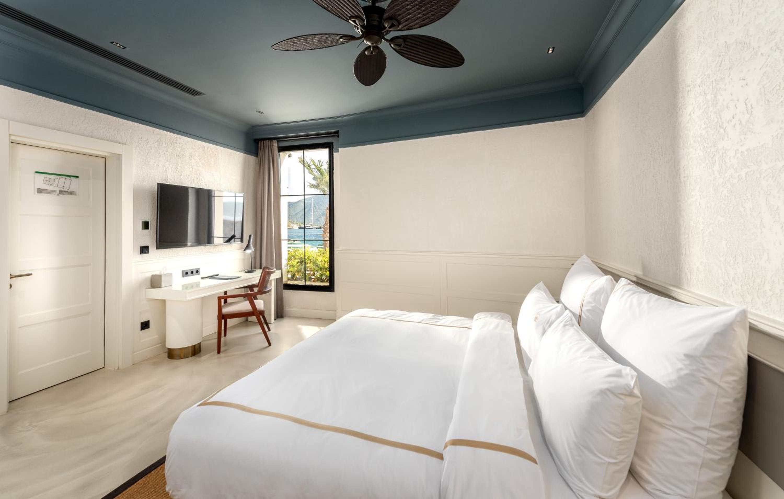 One-Bedroom Beachfront Suite