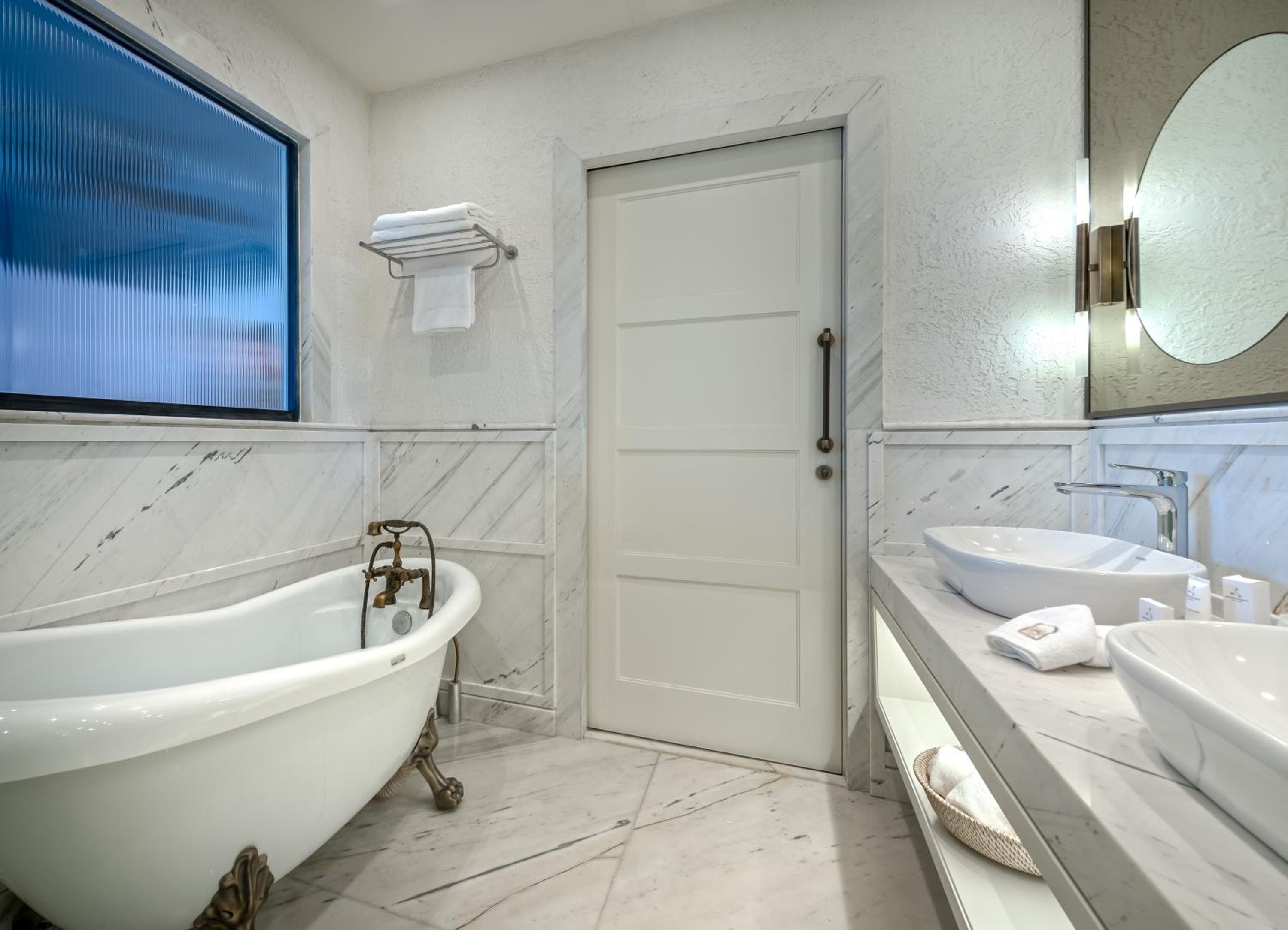  One-Bedroom Beachfront Suite photo 2