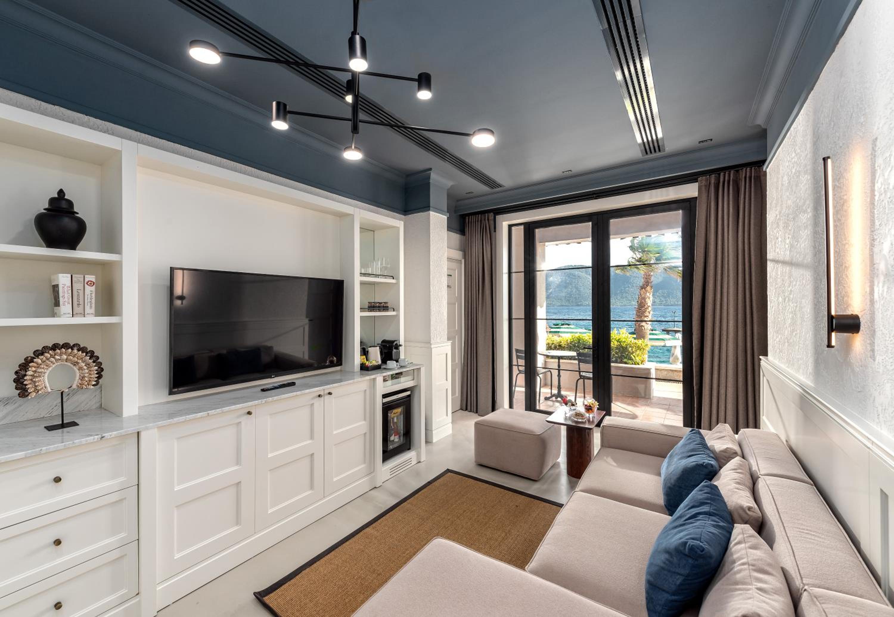 Two-Bedroom Beachfront Suite photo 3