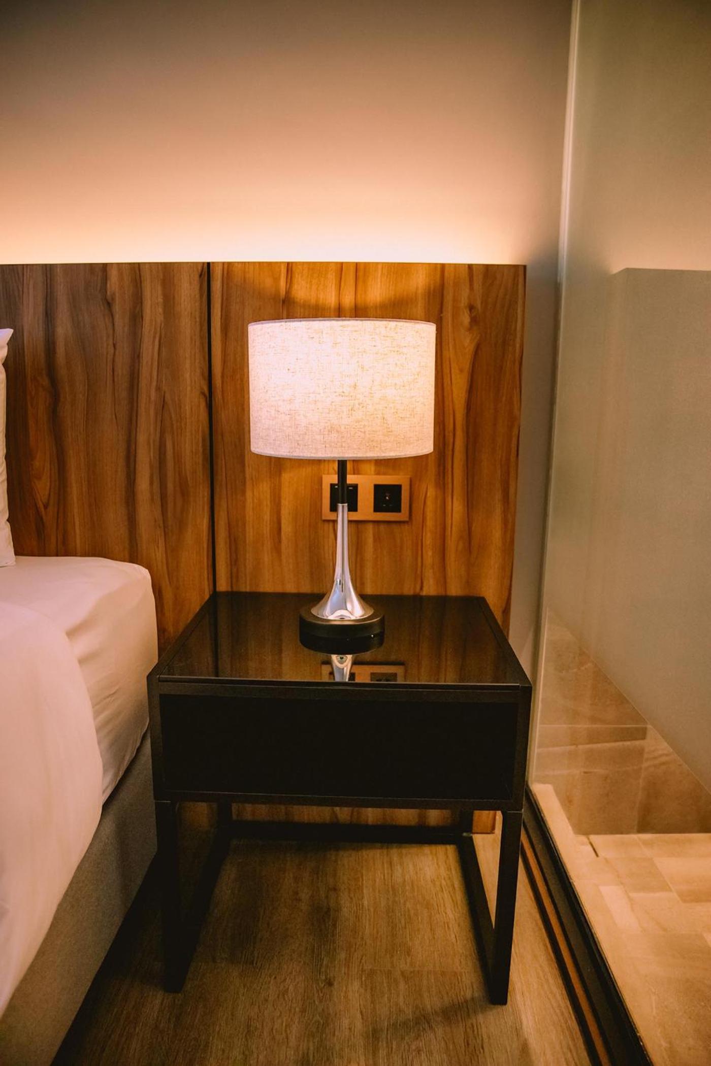 Deluxe King Room - Photo 5