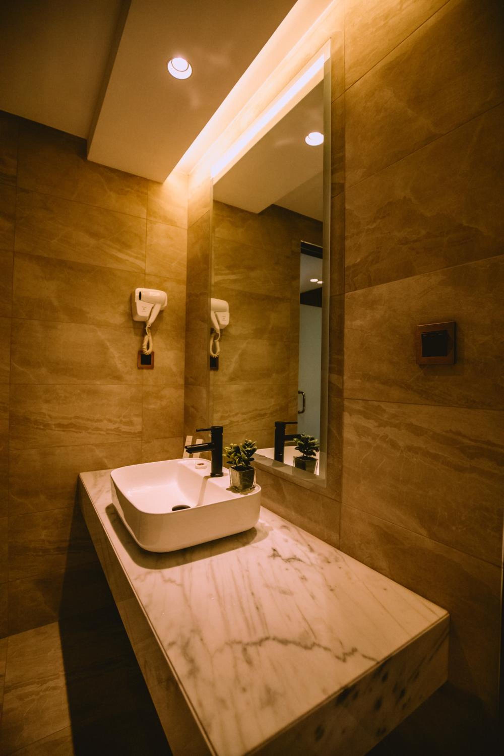 Deluxe King Room - Photo 6